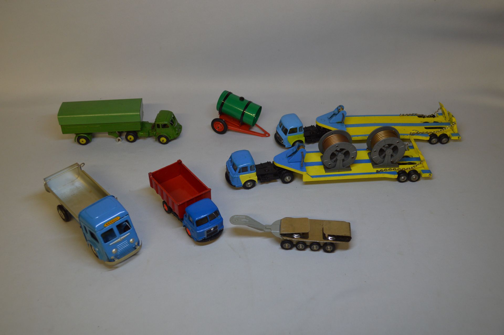 Null 一套微型模型（共10件）CIJ或类似产品。喷漆的金属。包括。雷诺公路牵引车（CIJ），翻斗车（CIJ），两辆带低平台的牵引车（黄色/蓝色），一辆带油箱&hellip;