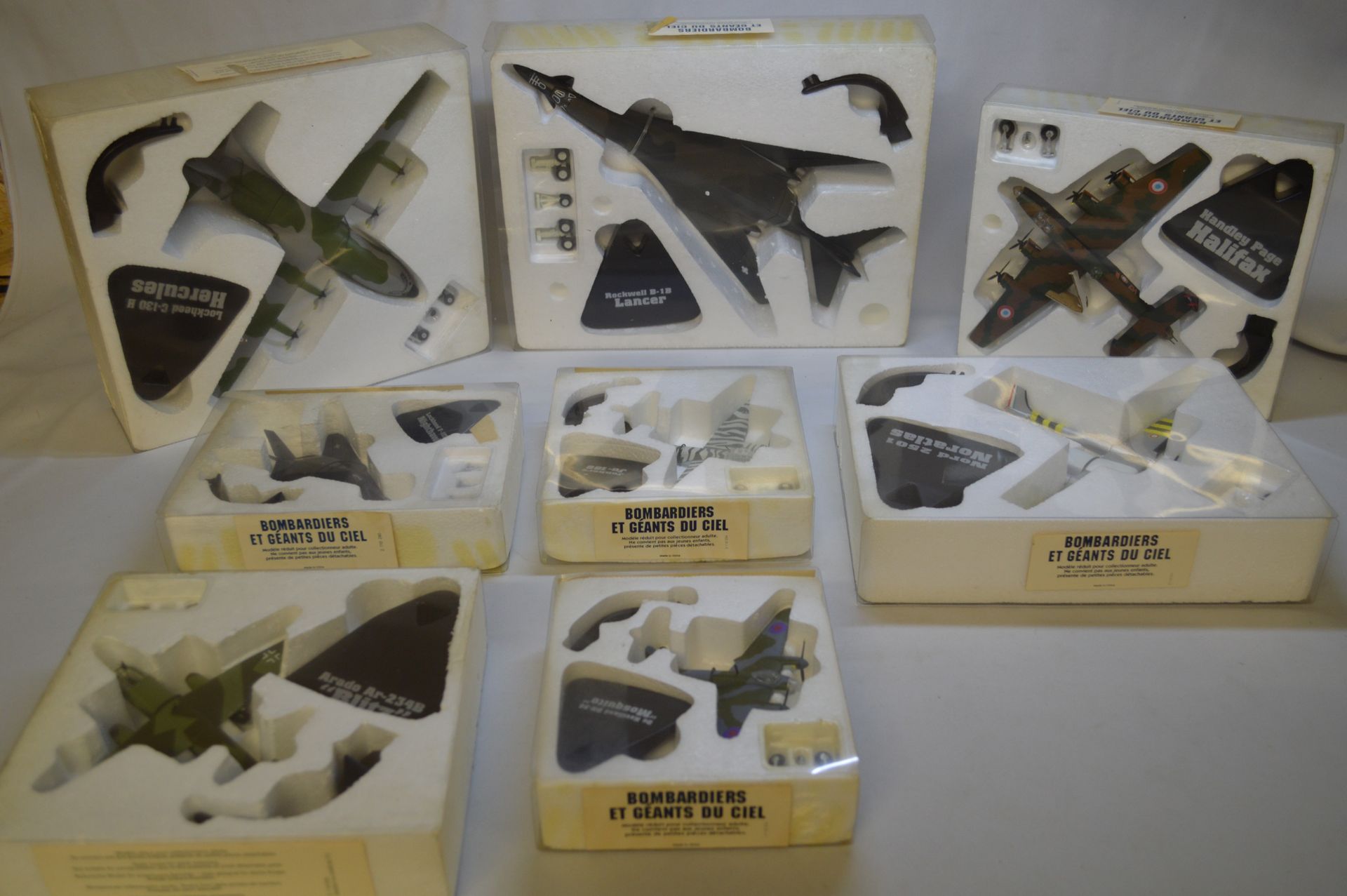 Null 收集 "轰炸机和天空的巨人"。8个彩绘金属小模型。从9厘米到30多厘米长，取决于微型模型：Arado Ar-234 B "Blitz", Lockhe&hellip;