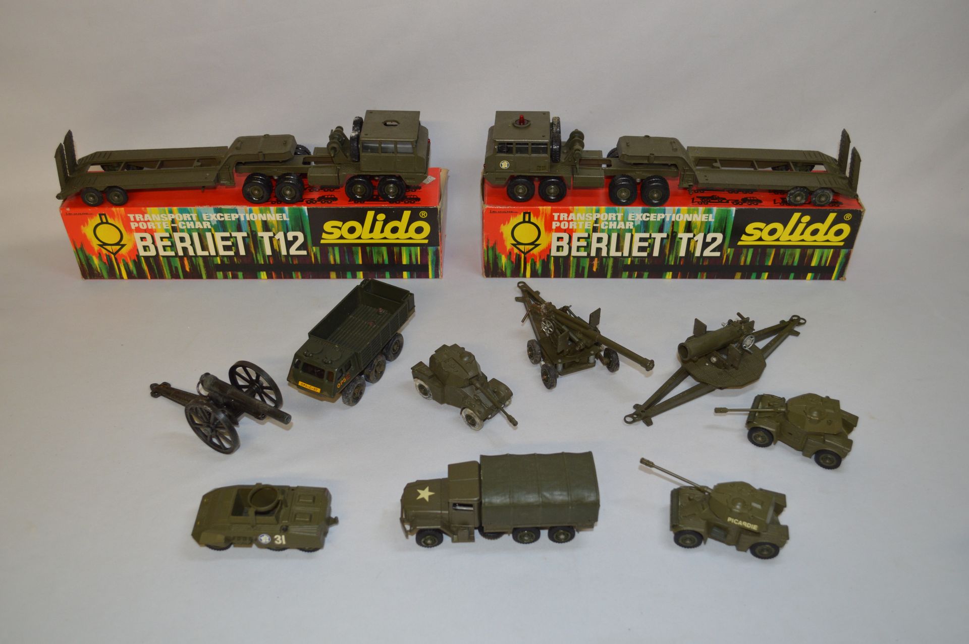 Null 12件SOLIDO军事主题迷你模型，包括两件非常罕见的BERLIET T12 "Transport exceptionnel porte-char "&hellip;