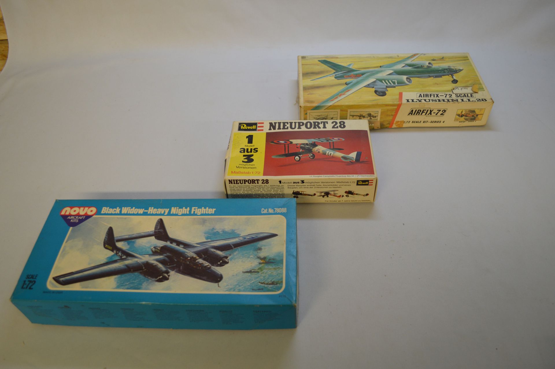 Null Set of aircraft miniatures : 



- AIRFIX - 72 Scale ILYUSHIN I.L.28 - 1 : &hellip;