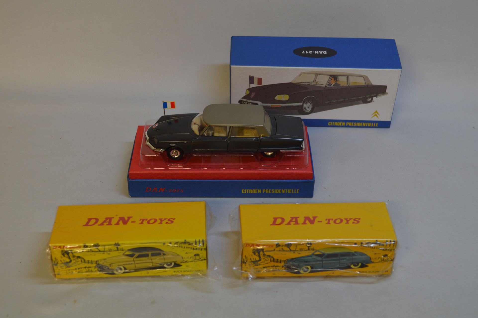 Null DAN-TOYS. Metallo. 1 : 43. Set di tre miniature DAN-TOYS tra cui : Buick Ro&hellip;