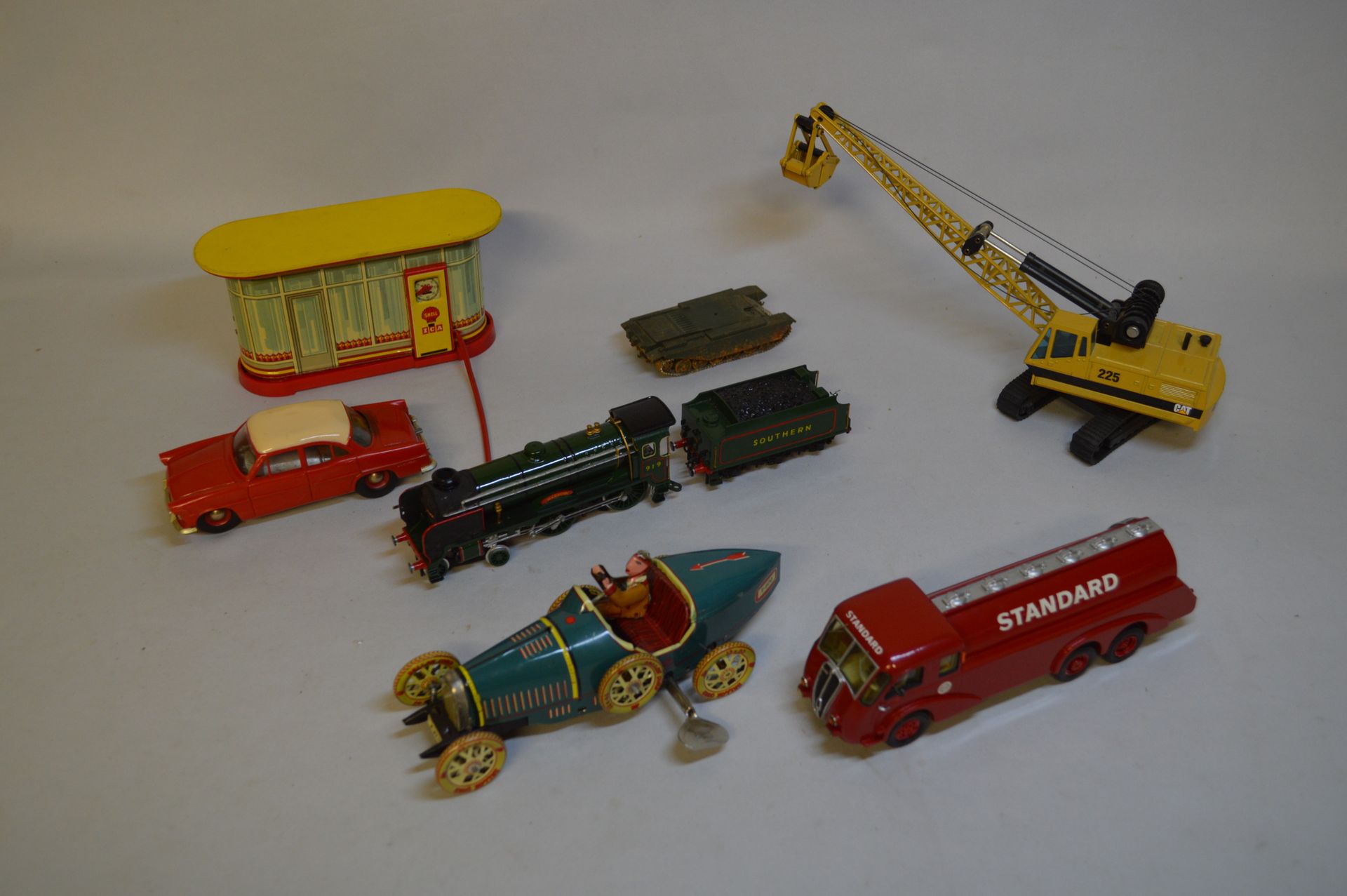 Null Ensemble de sept pièces / miniatures comprenant notamment un Camion Renault&hellip;