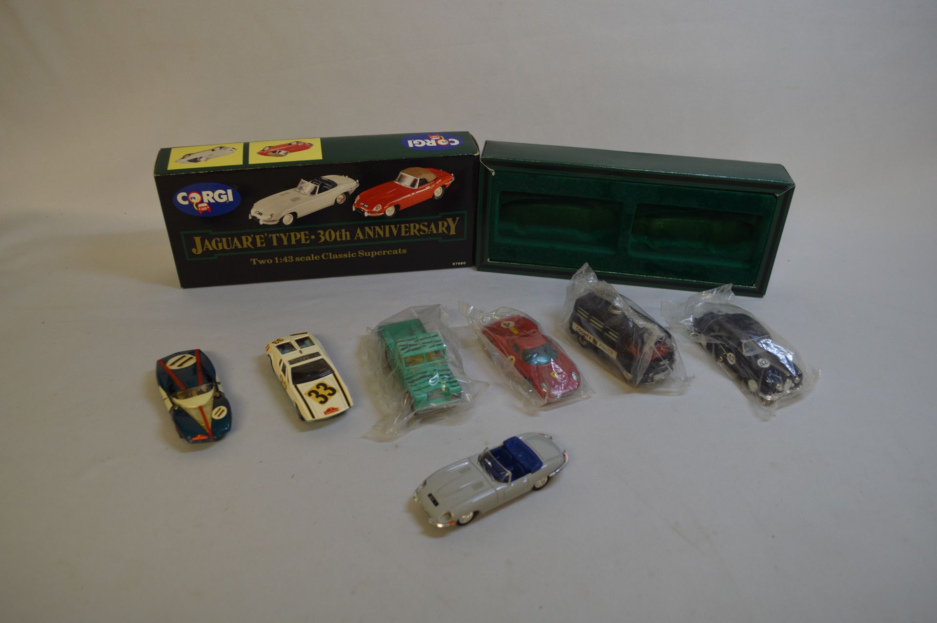 Null CORGI. Metal. 1 : 43. Set of seven CORGI miniatures including a Jaguar E Ty&hellip;