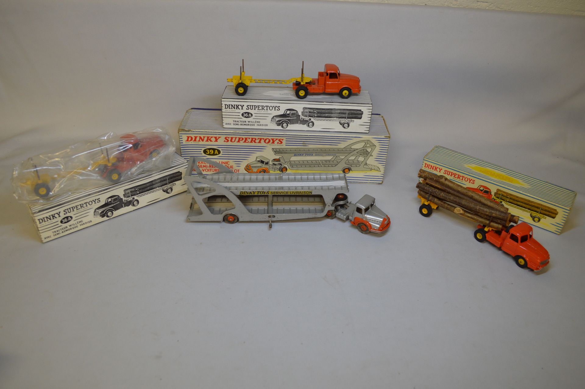 Null DINKY TOYS. Metal. 1 : 43. Set of four DINKY TOYS miniatures including thre&hellip;