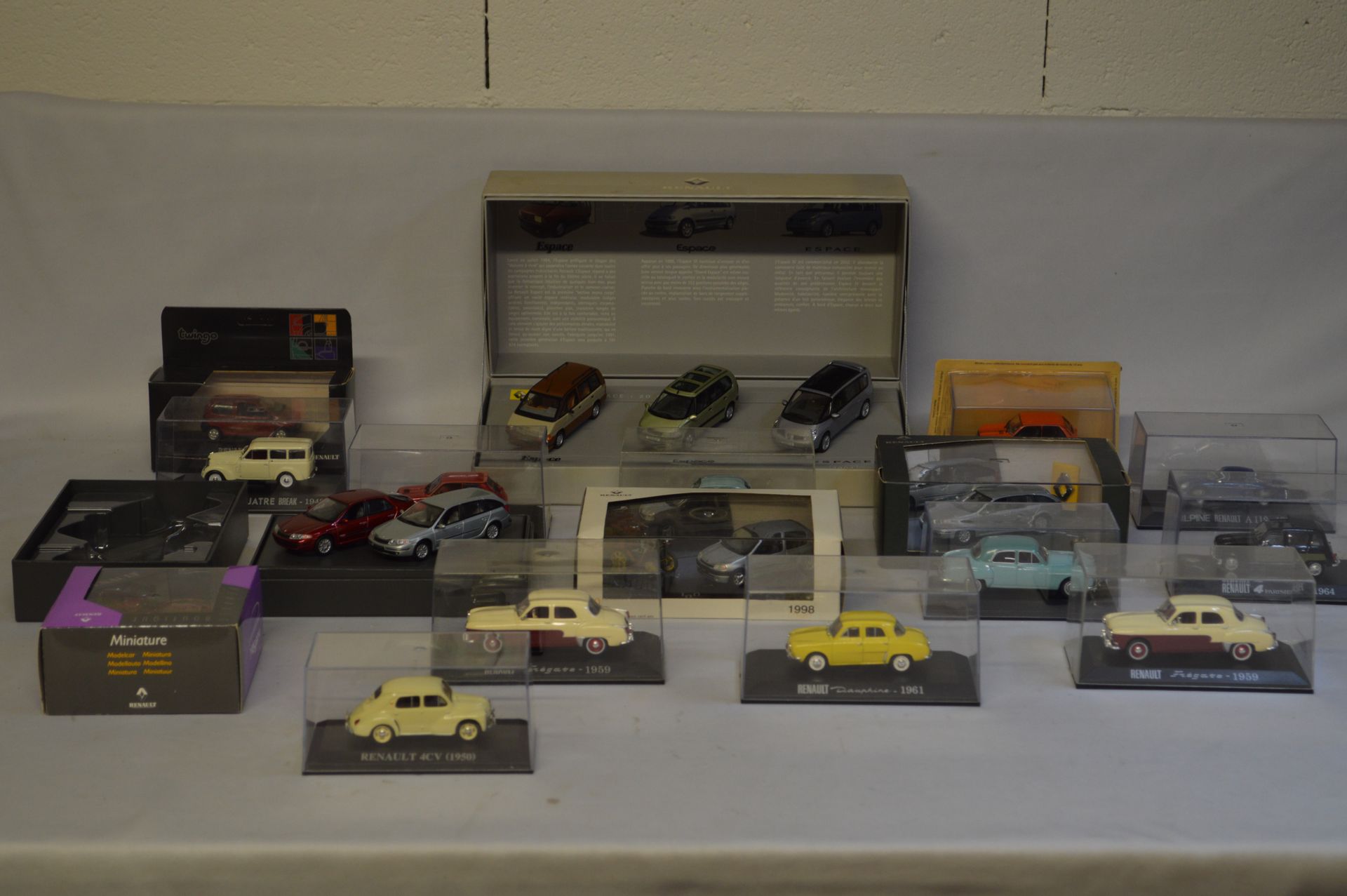 Null 收集雷诺汽车，老的和现代的。金属和其他。1: 43. 21个微型模型，包括雷诺5 Turbo 1980，Espace 1984，1996和2002。原&hellip;