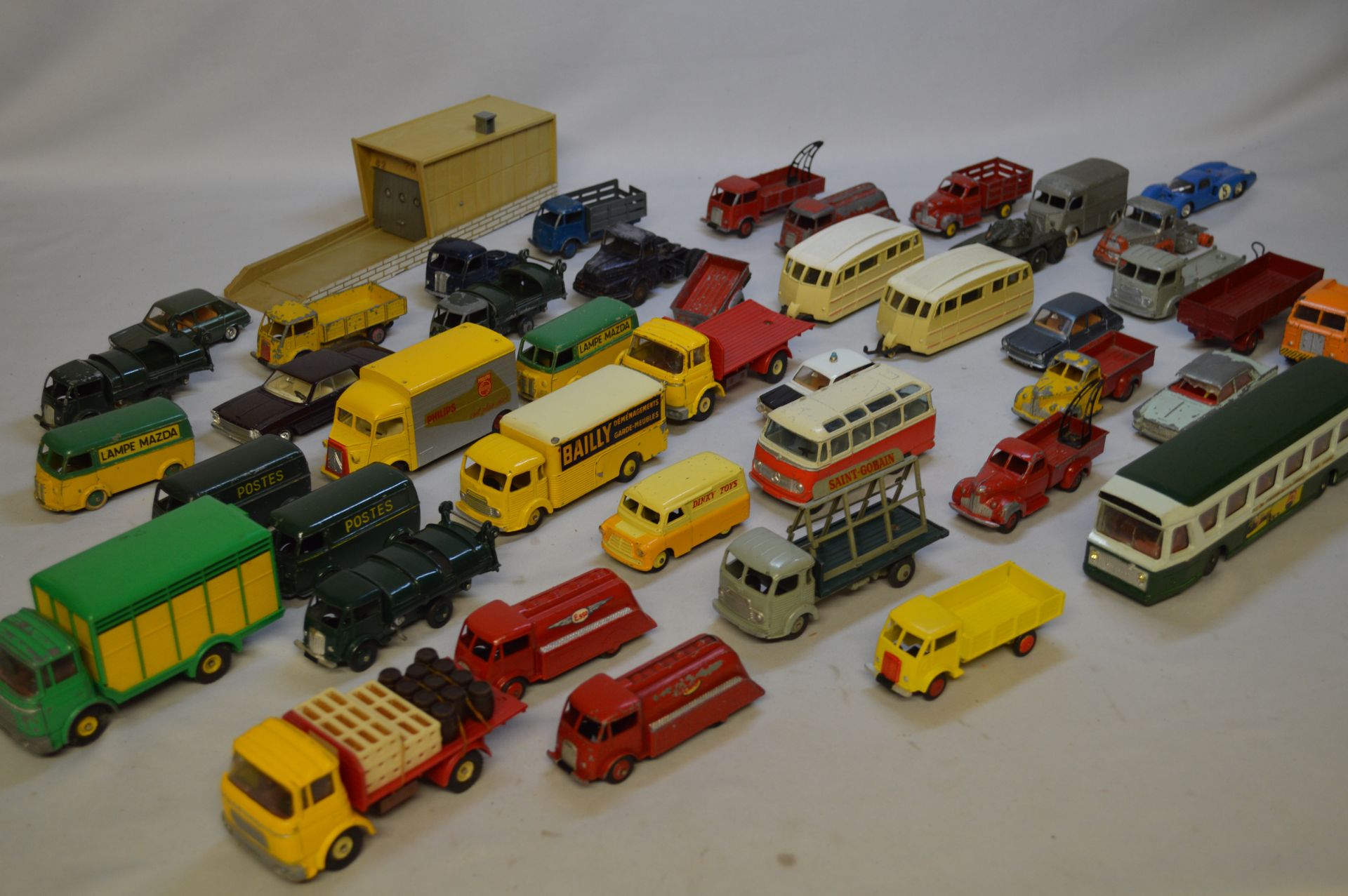 Null 小孩玩具。金属和其他。1 : 43.非常漂亮的一套四十四件Dinky TOYS作品，包括:Berliet Gak ref 577, Berliet p&hellip;