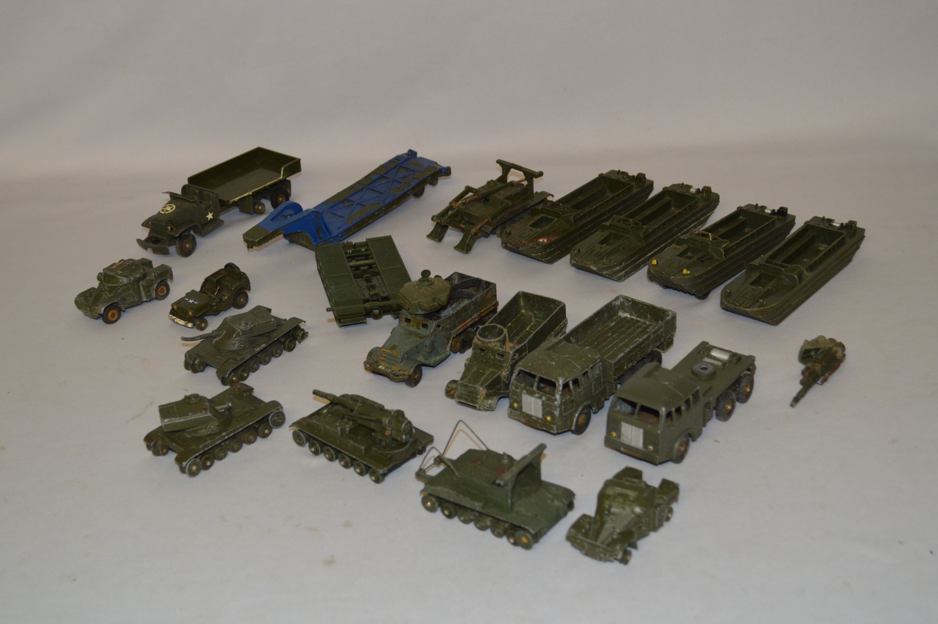 Null DINKY TOYS. Metal and other. 1 : 43. 4 Dukw ref 825, two Trucks including a&hellip;