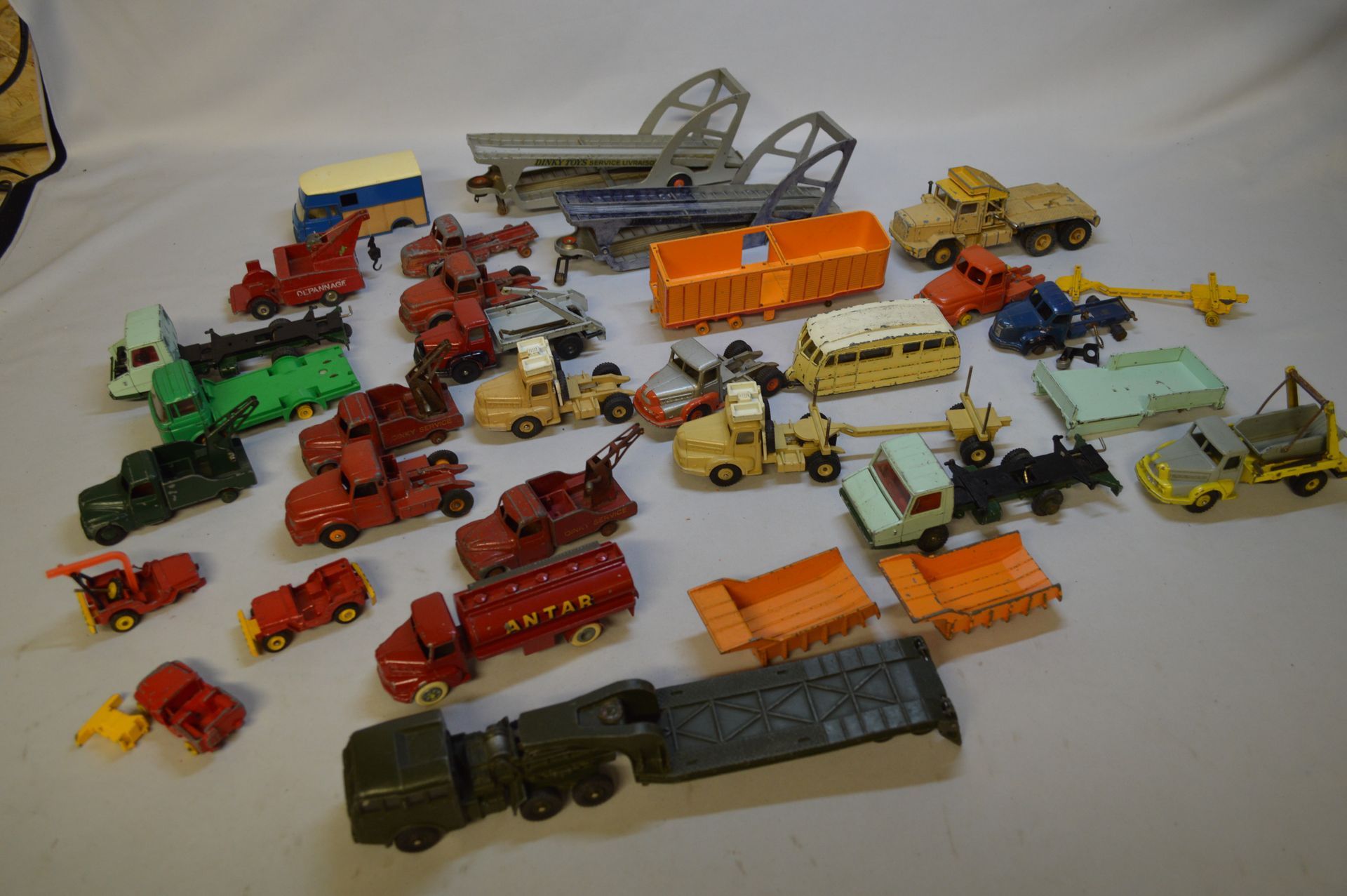 Null DINKY TOYS. Metal and other. 1 : 43. Set of miniatures DINKY TOYS including&hellip;
