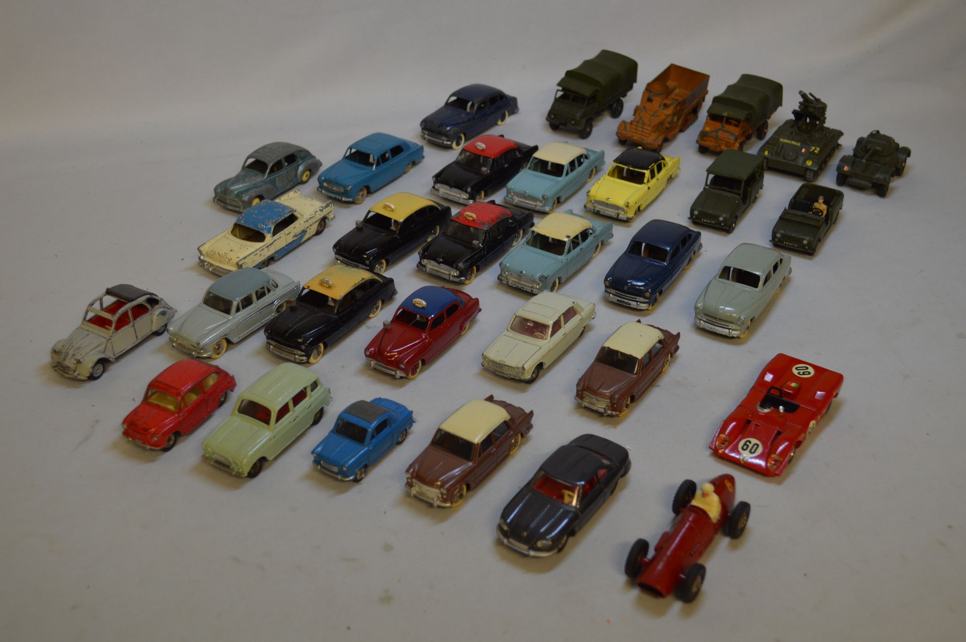 Null Nice set DINKY TOYS. Metal and other. 1 : 43. Set of thirty-two DINKY TOYS &hellip;