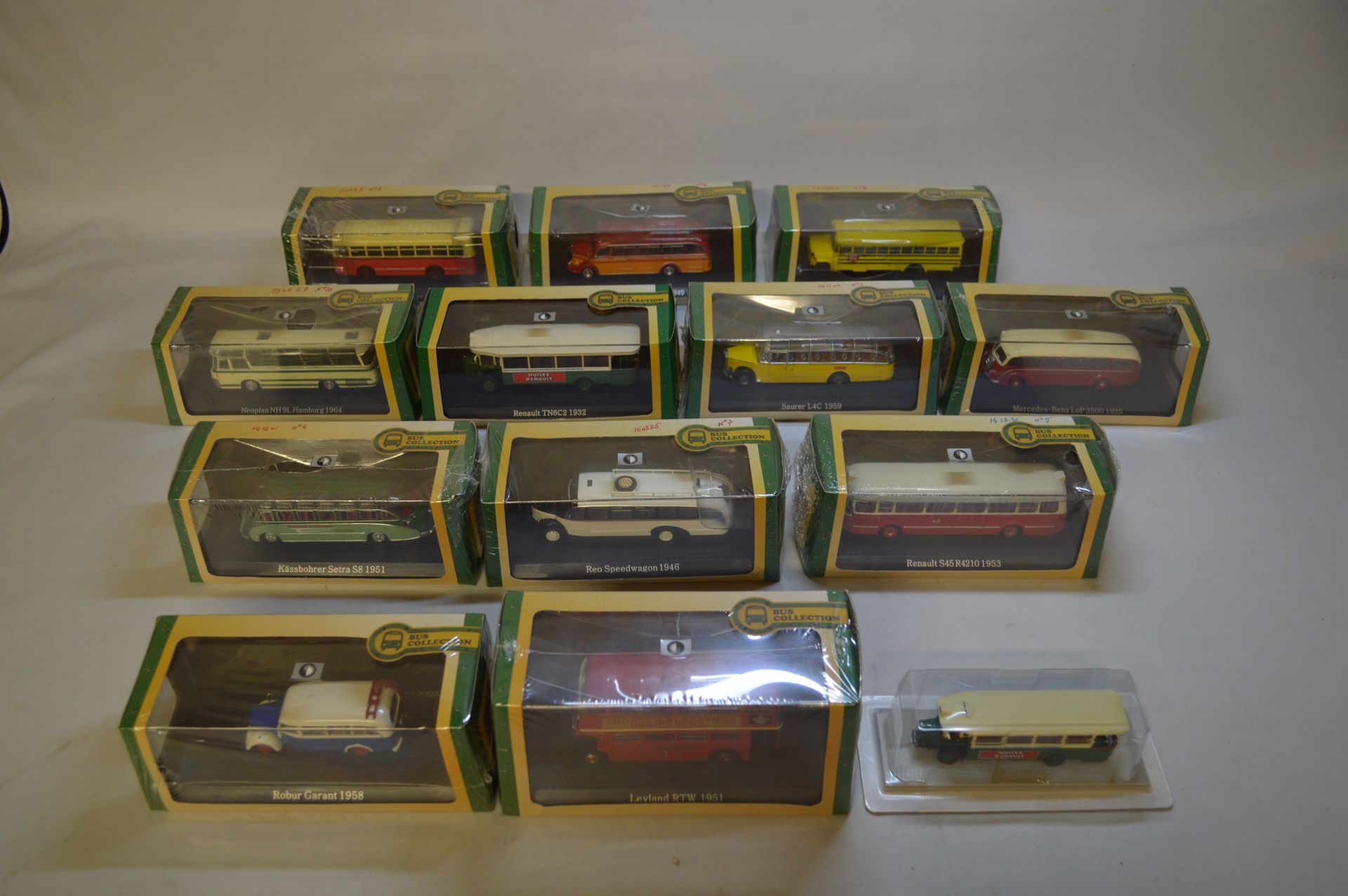 Null ATLAS. Metal or pvc. 1 : 43. BUS Collection. Set of thirteen miniatures. Or&hellip;