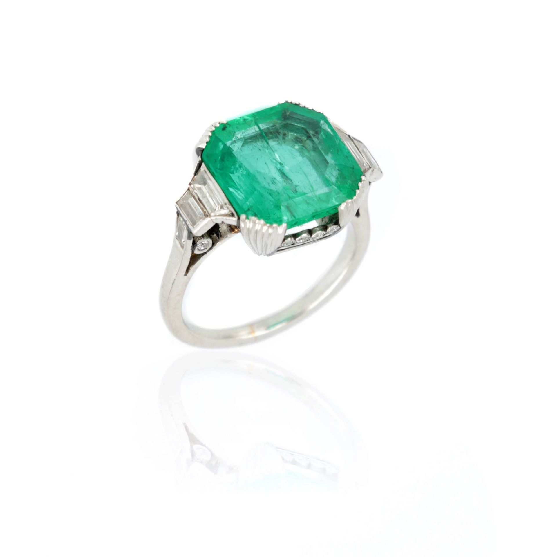 Null Anello Art Decò in platino con smeraldo ottagonale di circa 6,20 ct e diama&hellip;