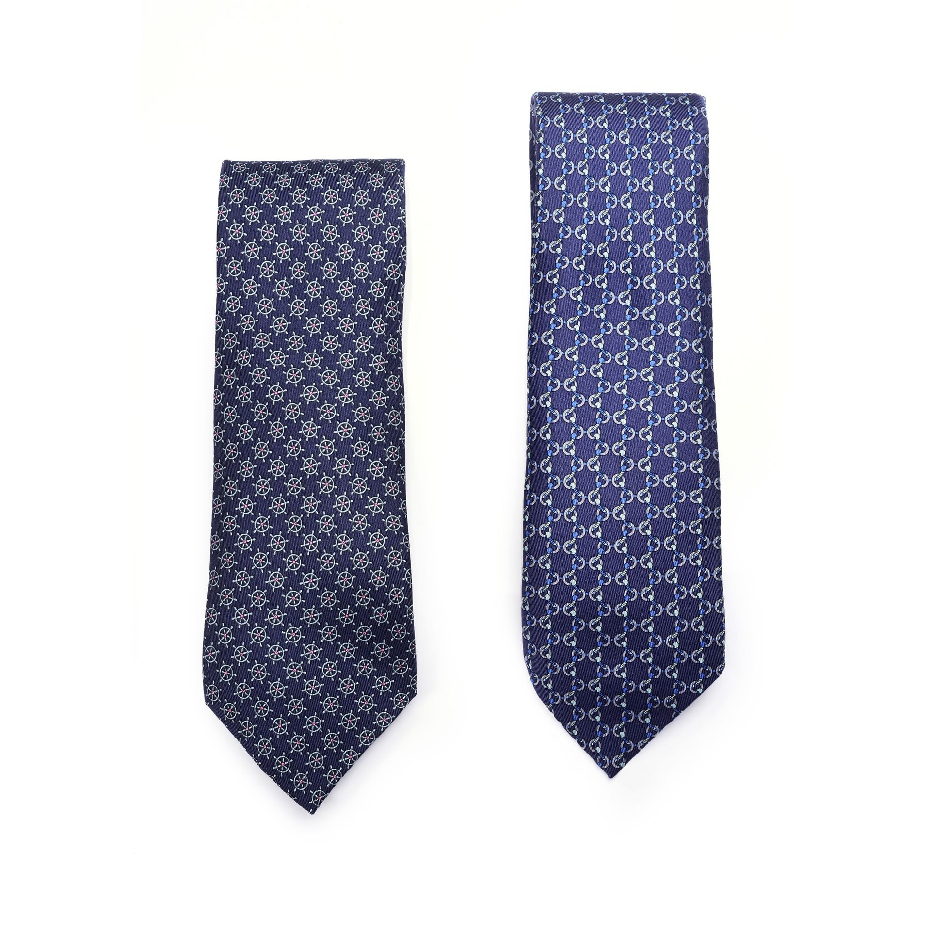 Null 
乐透由两条爱马仕领带组成，蓝色的seta，带着幻想。




9厘米长




本拍品由两条爱马仕的蓝色幻想丝领带组成。
