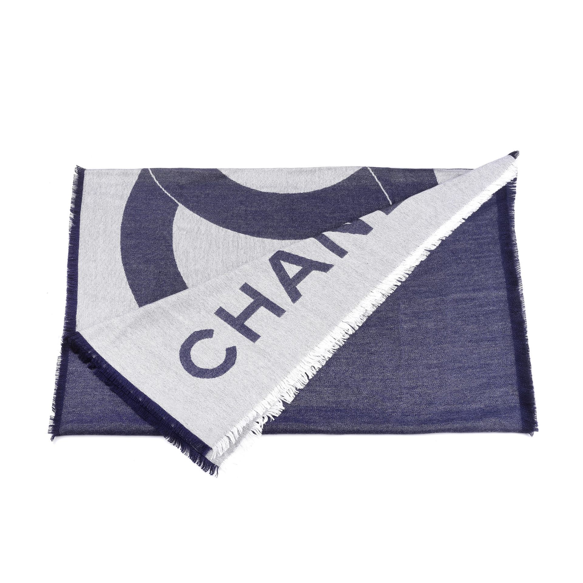 CHANEL Camiseta Chanel de cachemira pura azul y gris con inscripción y símbolo d&hellip;