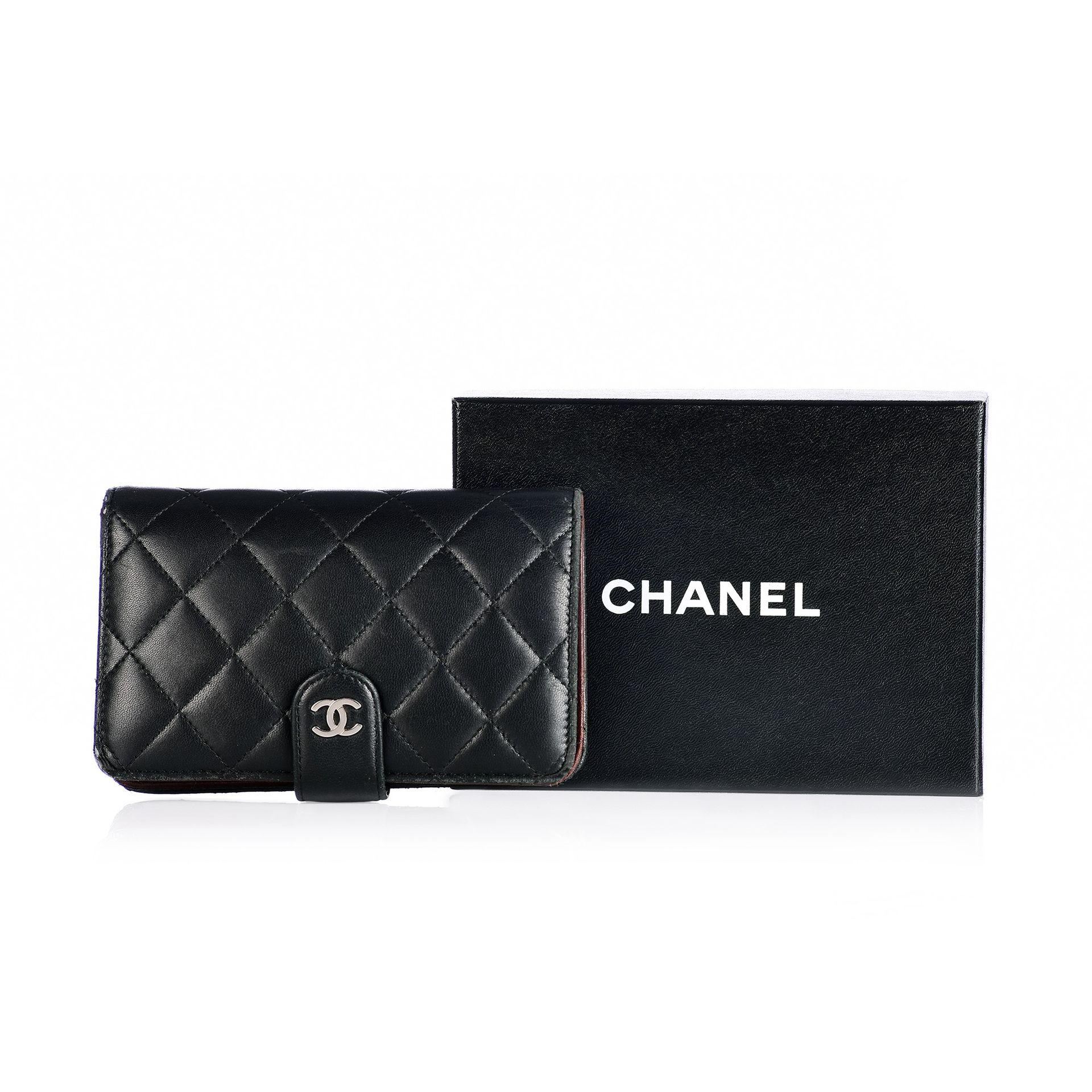 CHANEL Portafoglio Chanel in pelle nera matelassè, interno in pelle prugna con p&hellip;
