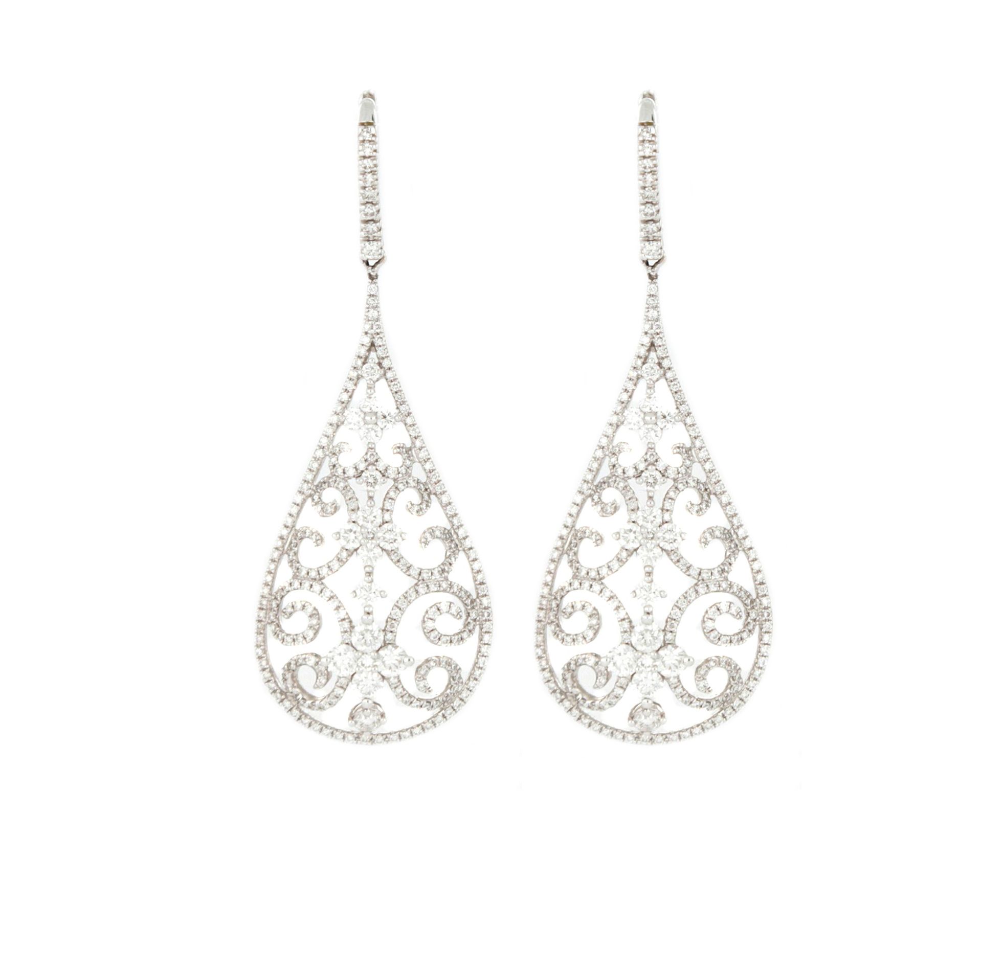 Null Boucles d'oreilles pendantes en or blanc 18K serties de diamants taille bri&hellip;