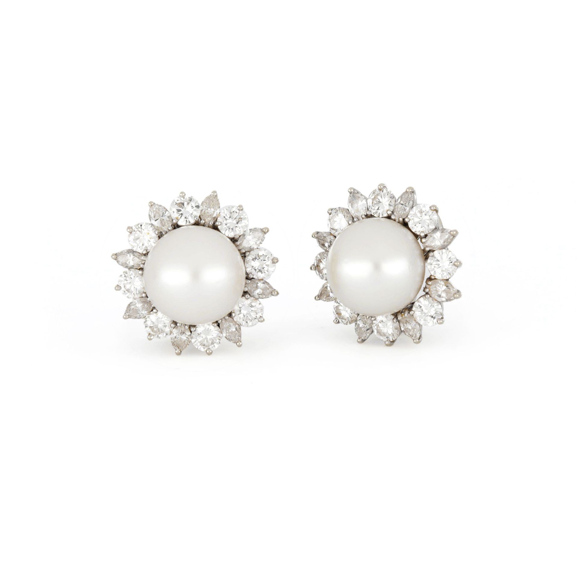 Null Earrings in 18K white gold with South Sea pearls measuring 14/13.5 mm in di&hellip;