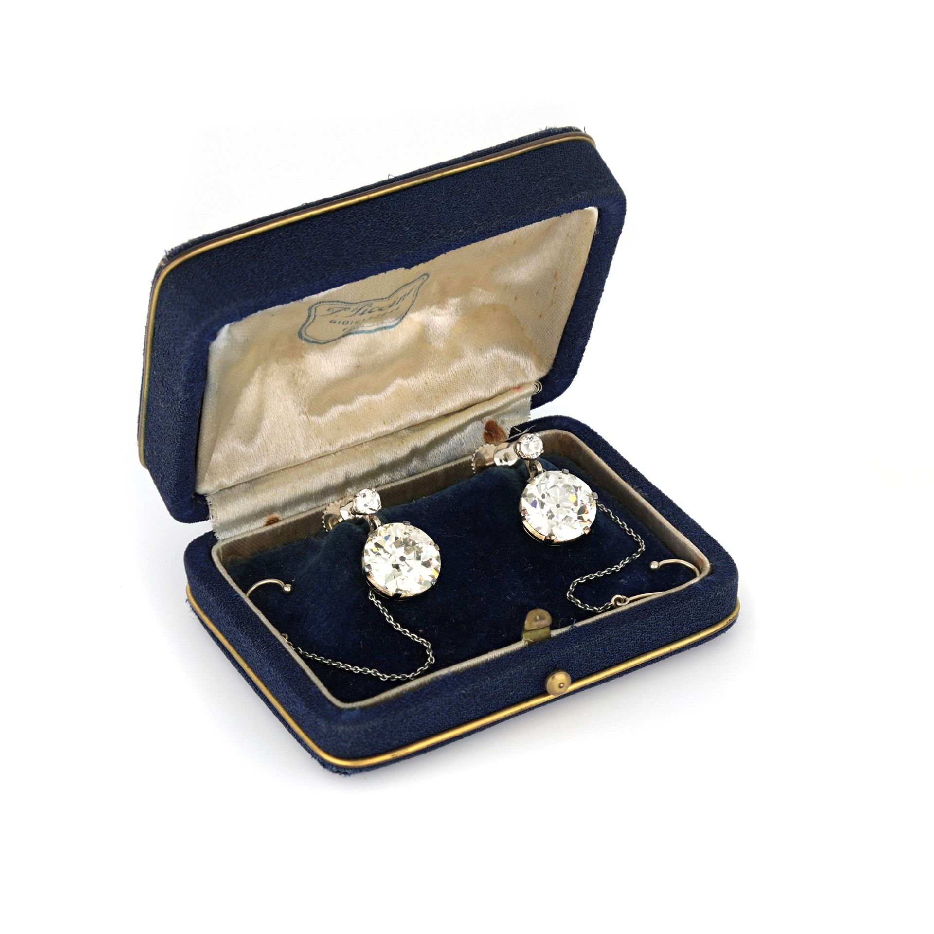 Null 20世纪20年代末的耳环，18K白金，老式切割钻石，总重量约为10.65克拉。P.Piccini Florence箱。

尺寸2 x 1厘米

重量 &hellip;