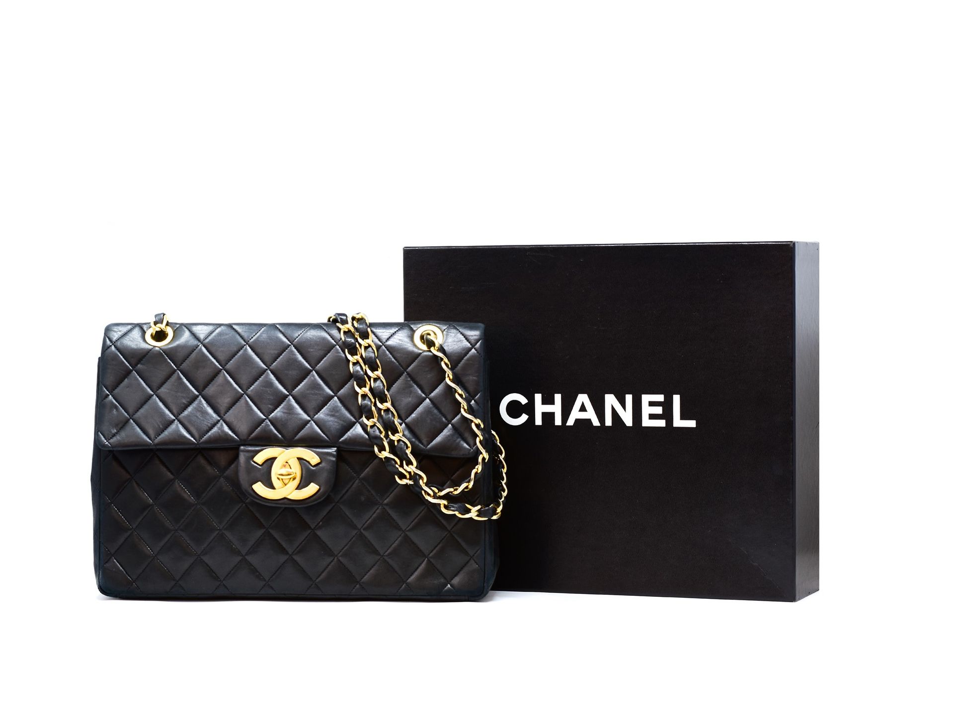 CHANEL Chanel vintage anni '90 Maxi XL Jumbo Classic Flap Bag in pelle di vitell&hellip;