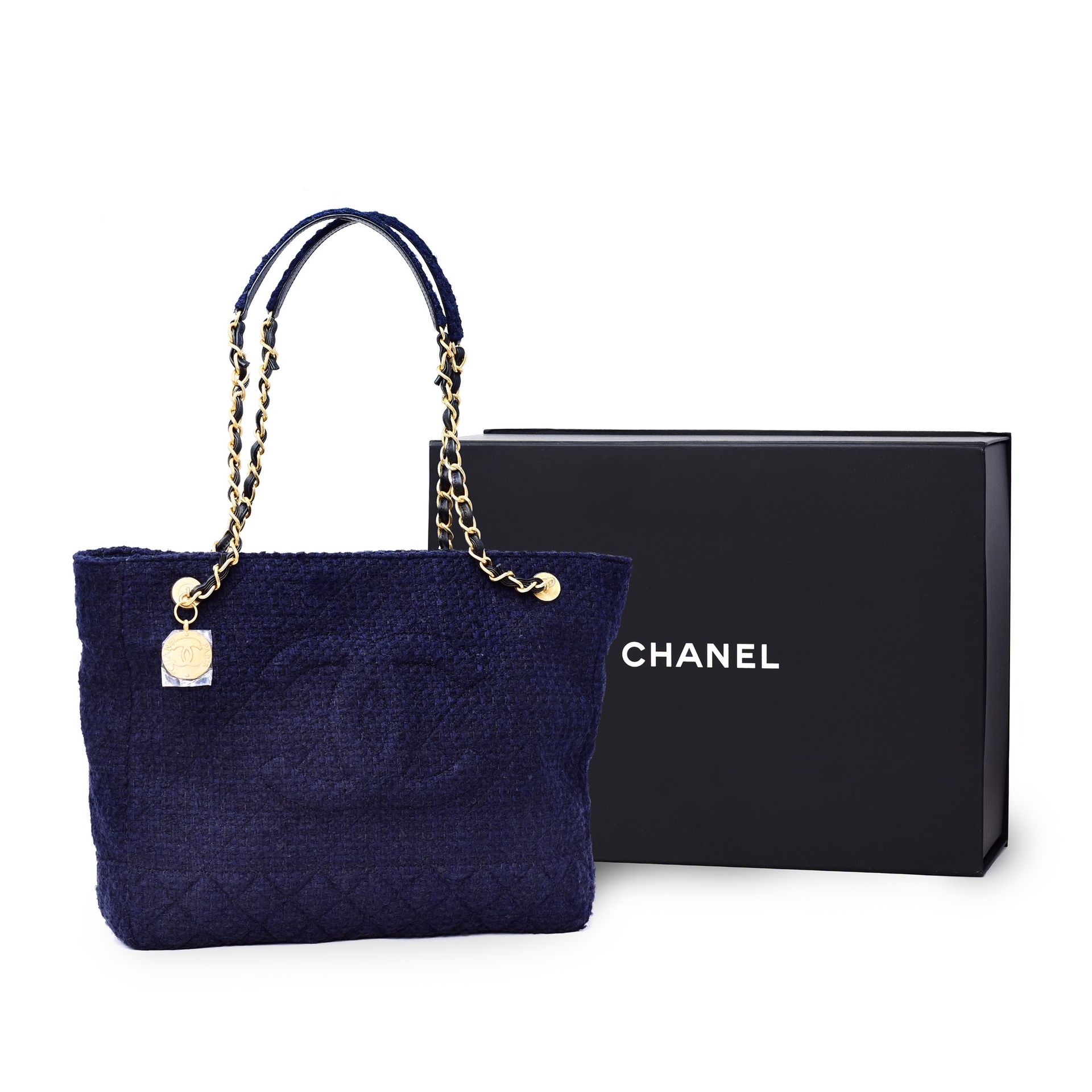 CHANEL Chanel Paris-31 Rue Cambon Timeless CC大型单肩包，午夜蓝花呢羊毛材质，具有绗缝效果，金色金属和皮革细节，用两&hellip;