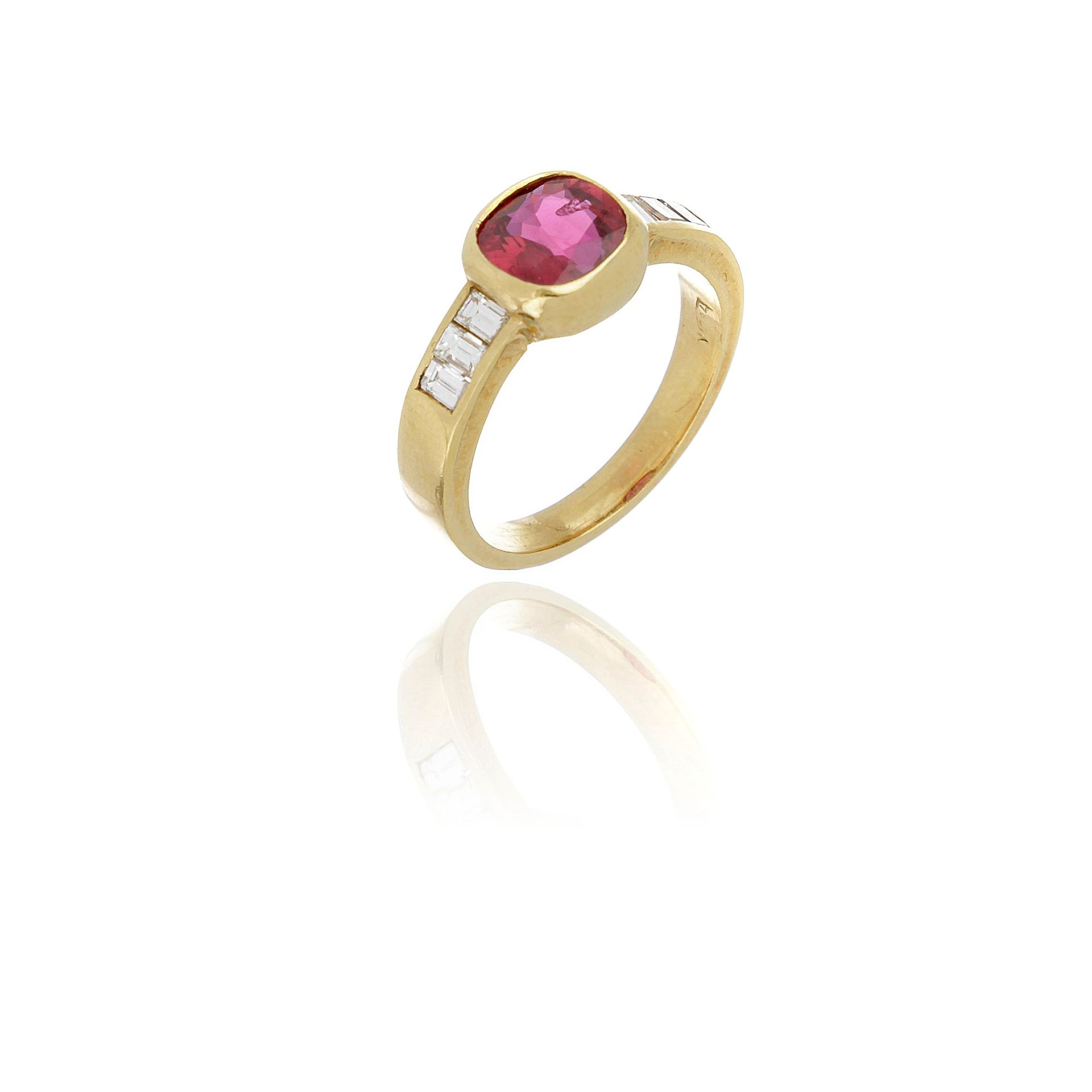 Null 18 Kt yellow gold ring with cushion-cut ruby, ct. 1.60; baguette-cut diamon&hellip;