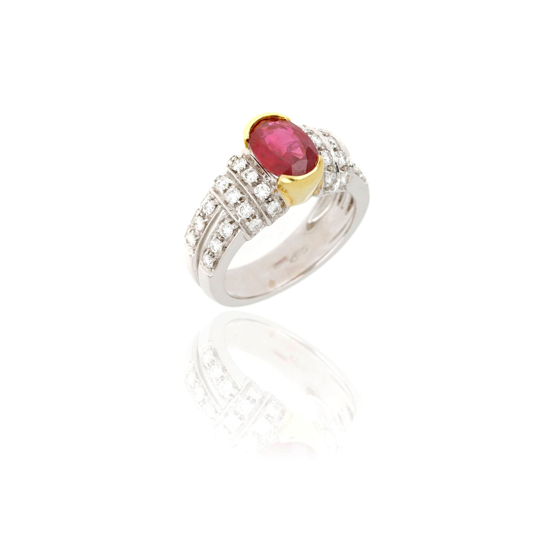 Null Bague en or blanc et jaune 18 Kt avec un rubis ovale d'environ 1,77 ct et d&hellip;