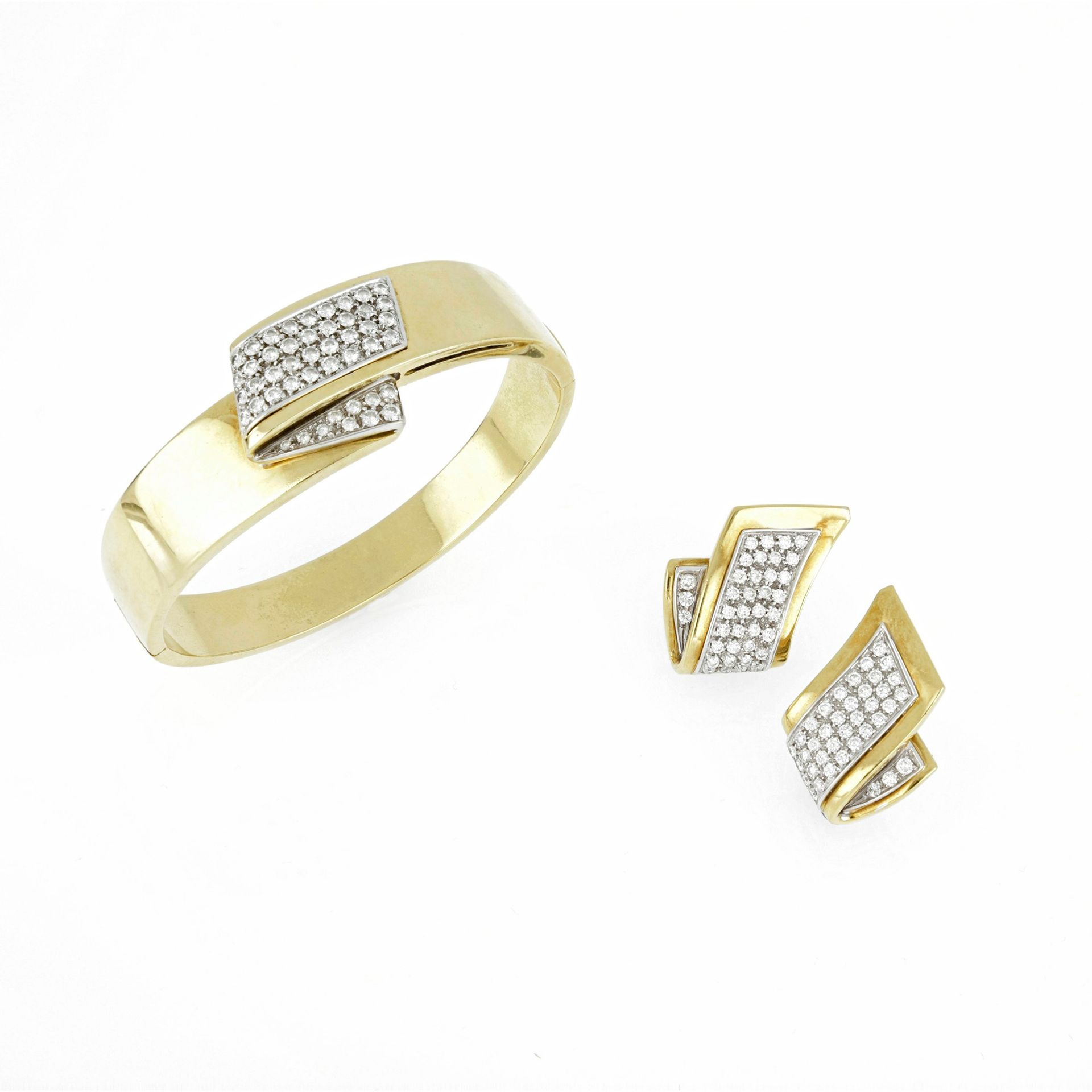 Null Leo Pizzo Demi-parure，20世纪80年代，由18K黄金和白金制成的刚性手镯和耳环组成，装饰有密镶明亮式切割钻石，总重量约为1.84&hellip;