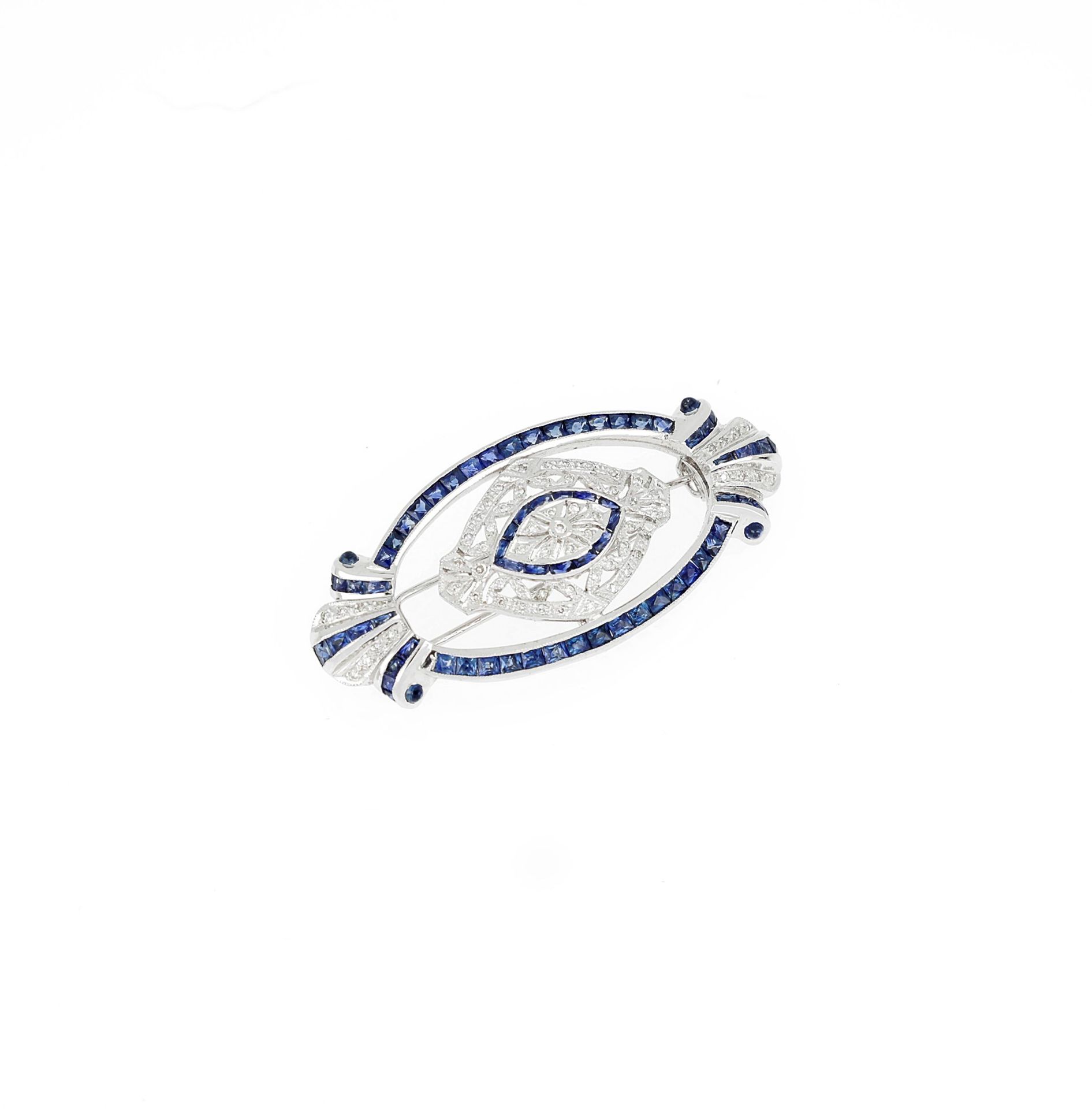 Null 20世纪60年代的胸针，18K白金，圆角、锥形、长方形、圆角和凸圆形切割蓝宝石，总重约2.20克拉，以及Huit切割钻石。 

重量13.9克

60&hellip;