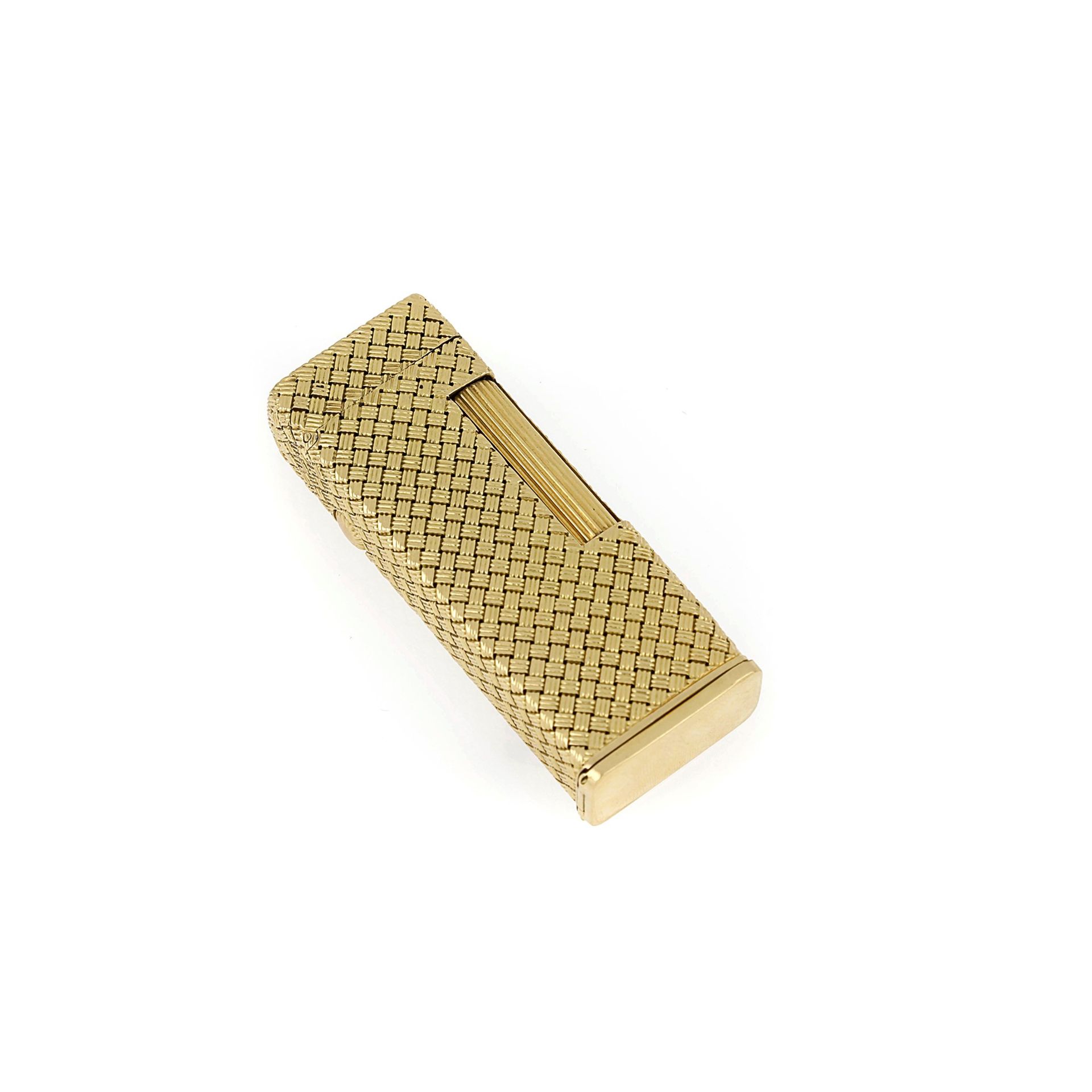 Null Lighter from the 1950s, signed Dunhill in 18K yellow gold. Dimensions 2.3x1&hellip;