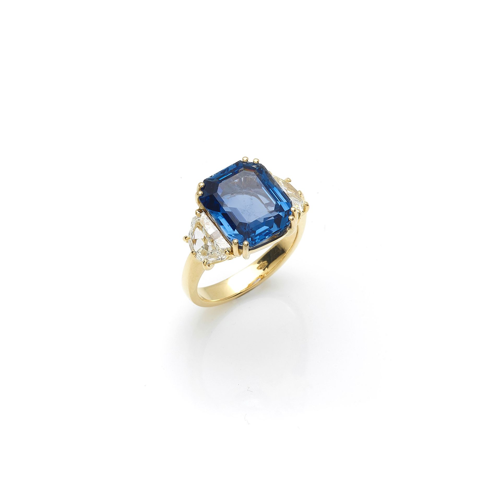Null 18 kt yellow gold ring with octagonal sapphire of 8.45 ct on either side tw&hellip;
