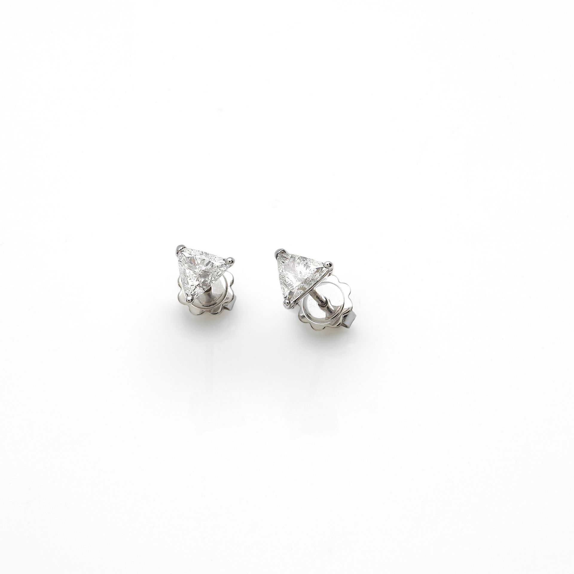 Null 18K白金耳环，镶有两颗三角形钻石，共计0.90克拉，重量2.33克

18K白金耳环，镶有两颗三角形钻石，共计约0.90克拉