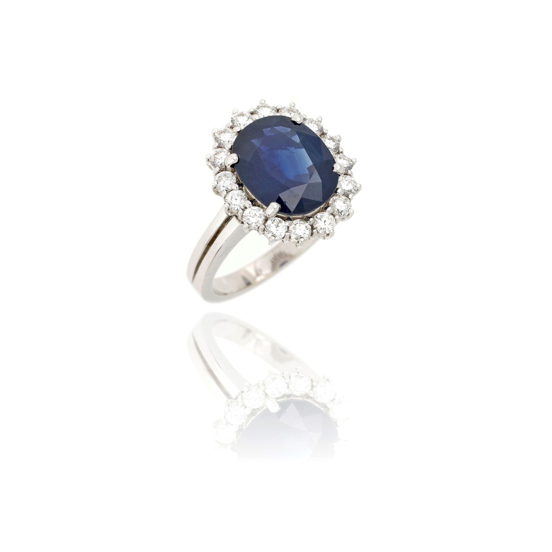 Null 18K白金戒指，镶有一颗约5.45克拉的椭圆形蓝宝石，周围是总计约0.80克拉的明亮式切割钻石。 

尺寸13/53

重量7.61克

18K白金戒&hellip;
