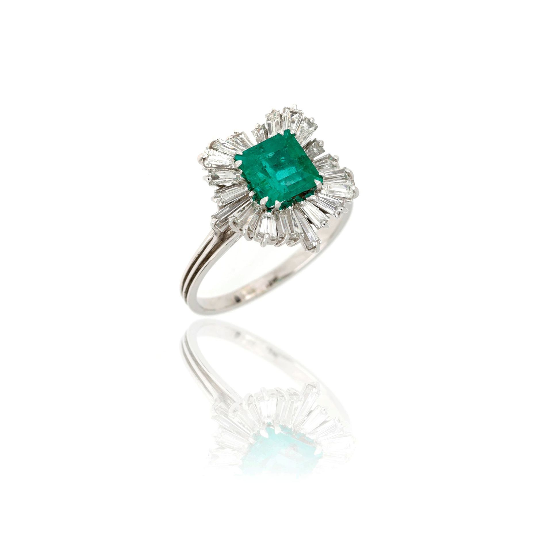 Null 18-karat white gold ring with rectangular emerald about 2 ct, surrounded by&hellip;