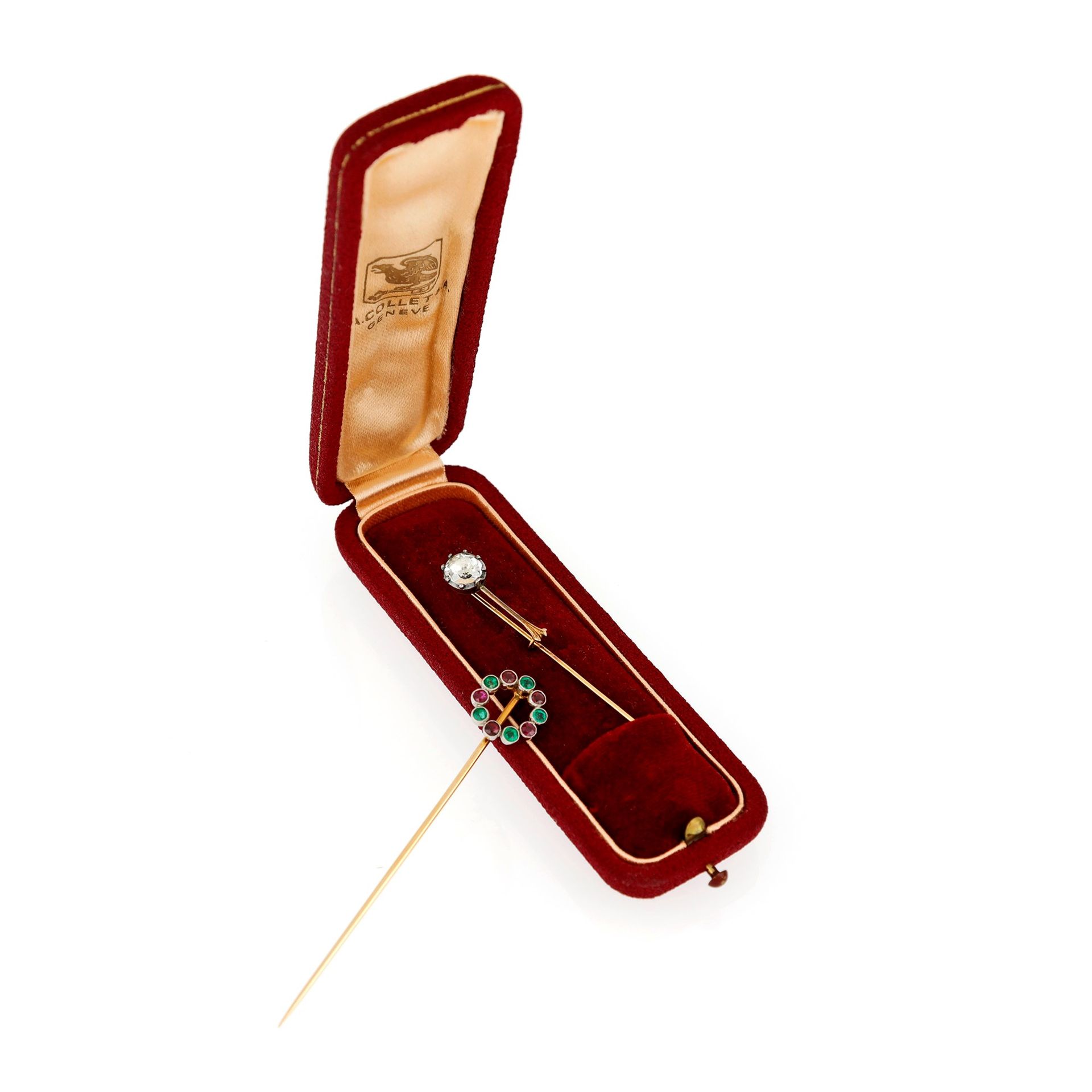 Null 拍品包括两个18K黄金和白金及银质胸针，一个有刻面玻璃浆，另一个有圆形明亮式切割红宝石和祖母绿 测量：约5.4厘米；约7.3厘米总重量4.46克

 &hellip;