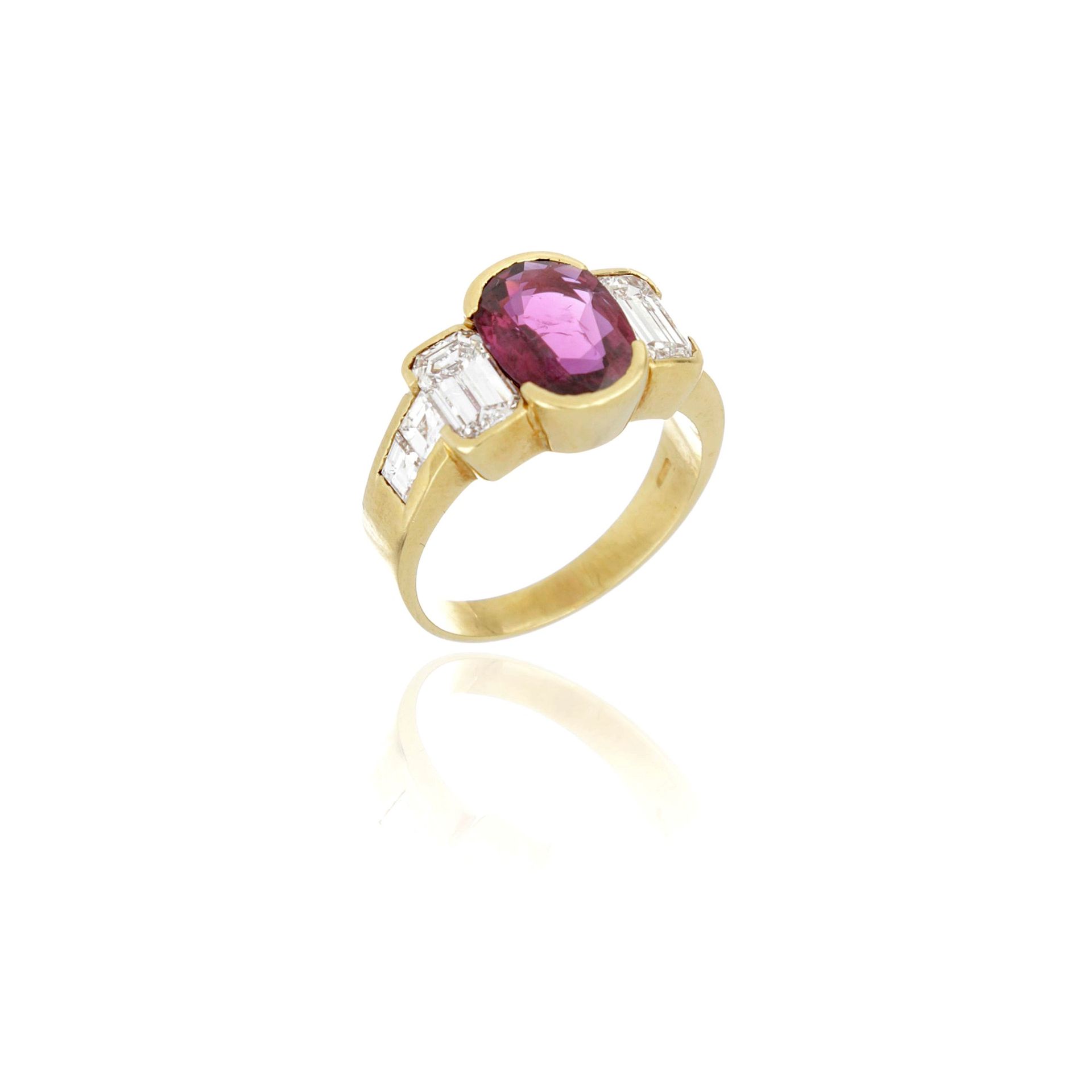 Null Yellow gold ring with faceted oval ruby of about 2.60 ct, on either side tw&hellip;
