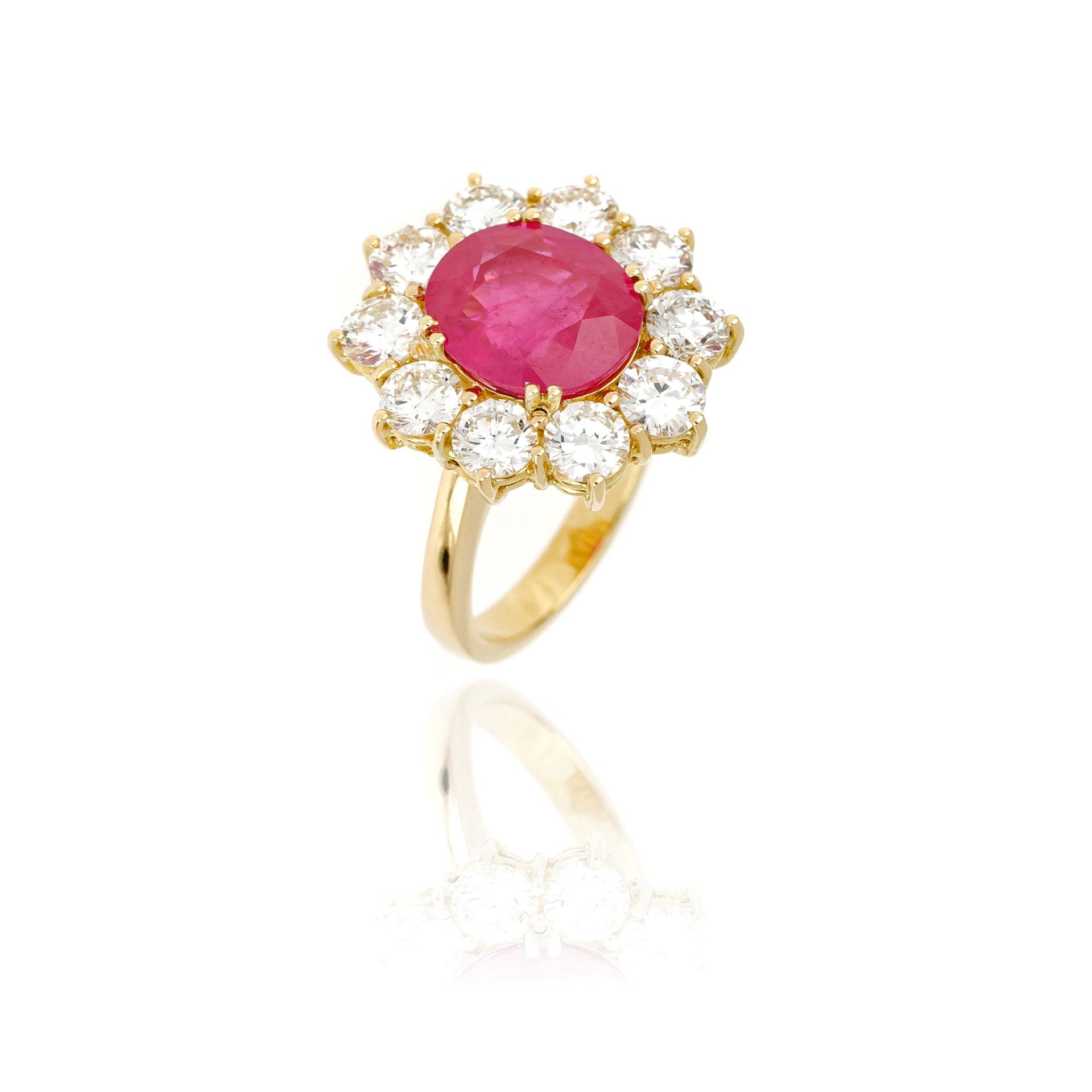 Null Ring aus 18 Kt. Gelbgold mit einem ovalen Rubin von ca. 6,35 ct, umgeben vo&hellip;