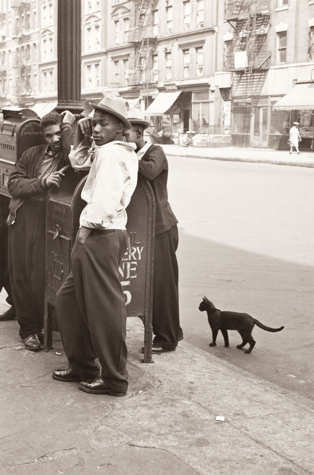 HELEN LEVITT (1913–2009) HELEN LEVITT (1913-2009) | Harlem Boys with a black cat&hellip;