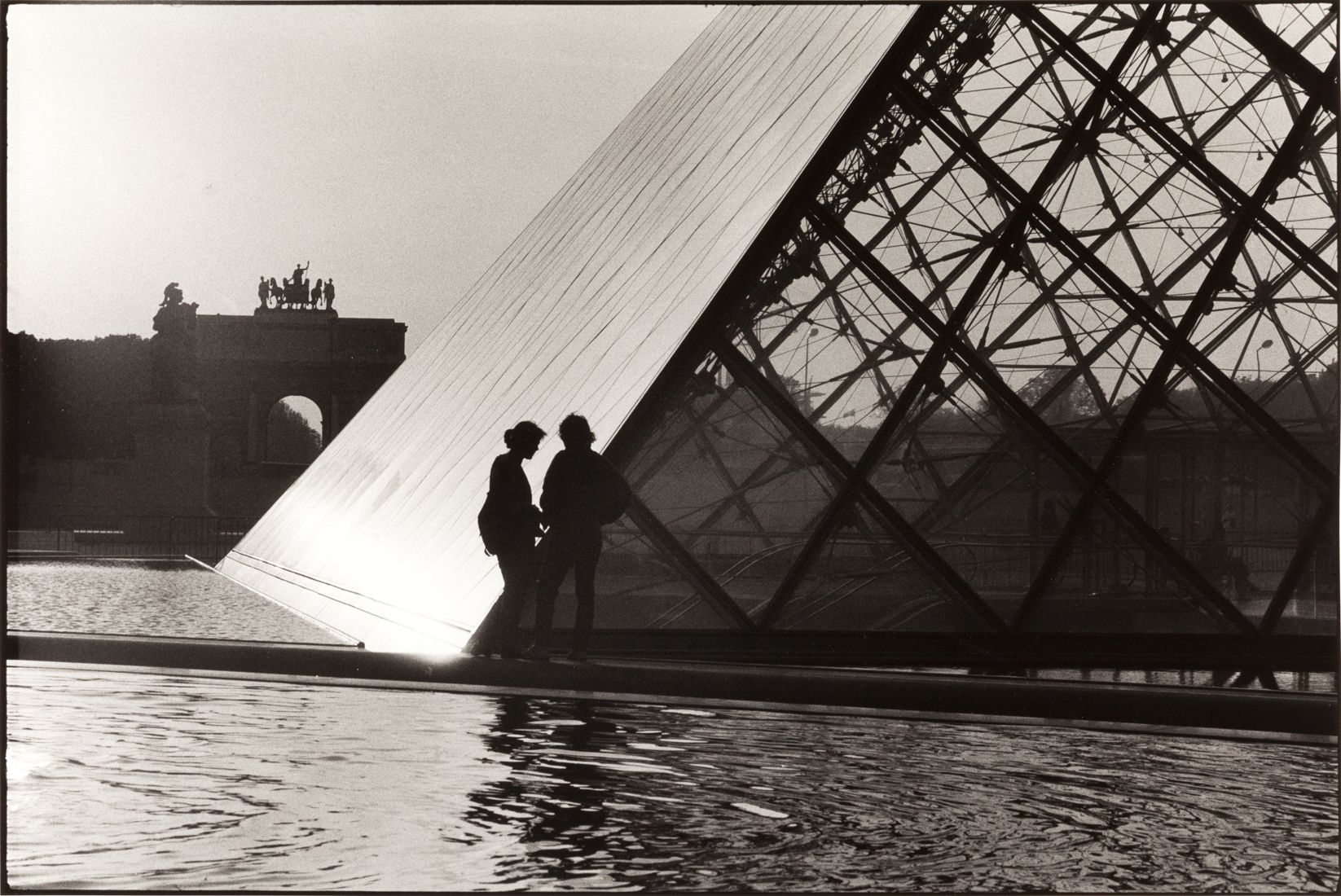 ELLIOTT ERWITT (*1928) ELLIOTT ERWITT (*1928) | 卢浮宫的玻璃金字塔，巴黎 1989 | 明胶银版画，2012年为&hellip;
