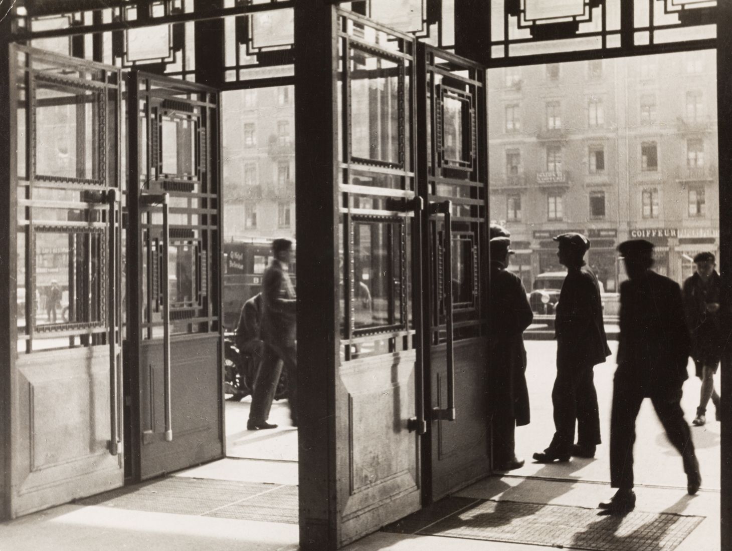 PAUL WOLFF (1887–1951) PAUL WOLFF (1887-1951) | 火车站入口，苏黎世 1931 | 复古银版画，双层半哑光纸，保存&hellip;