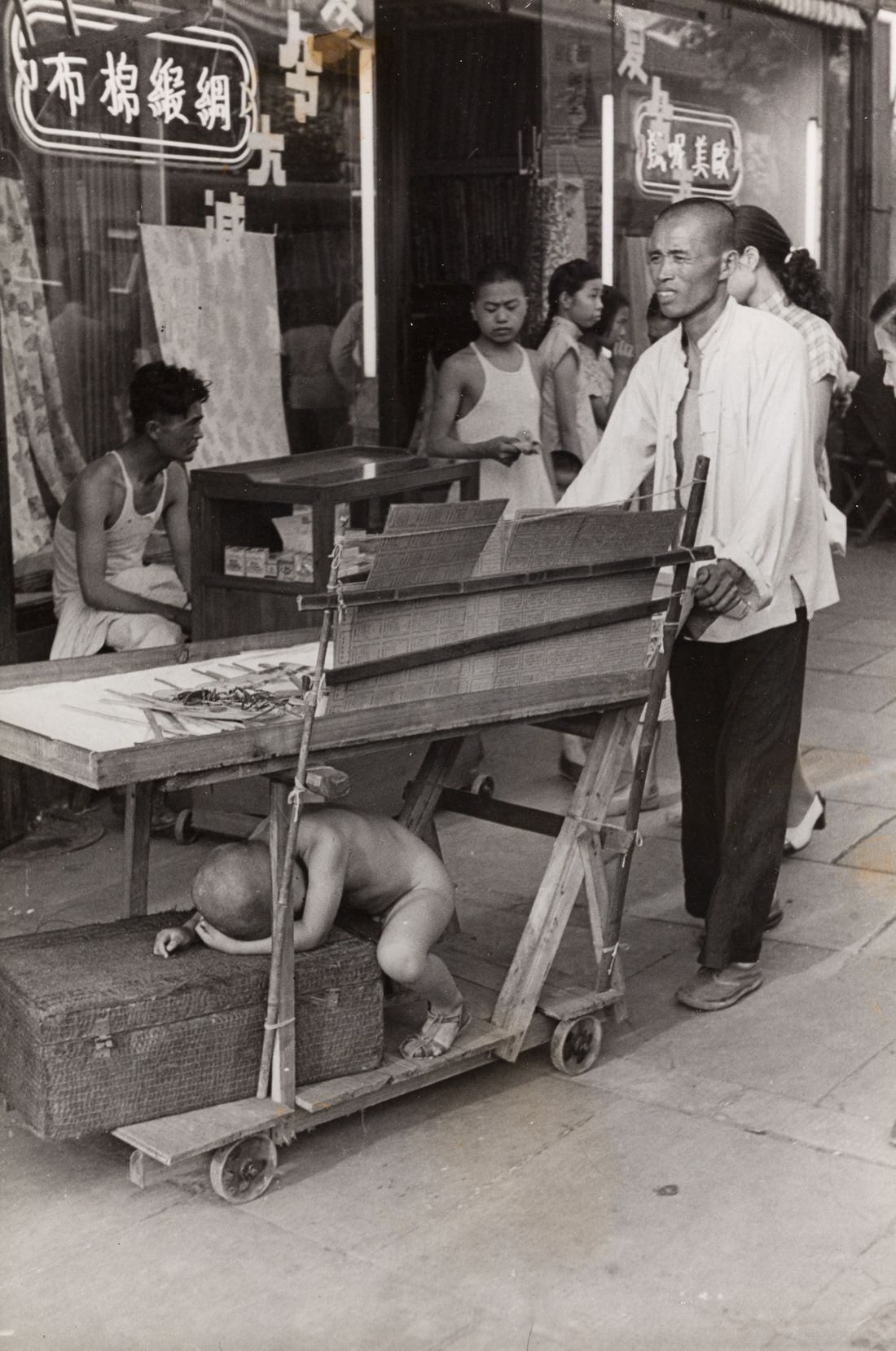 HENRI CARTIER-BRESSON (1908–2004) HENRI CARTIER-BRESSON (1908-2004) | 街头小贩，上海，19&hellip;