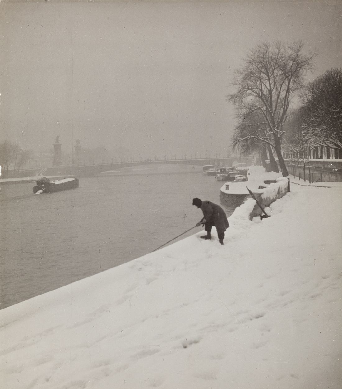 ROBERT DOISNEAU (1912–1994) ROBERT DOISNEAU (1912-1994) | 雪中垂钓，巴黎，约1940年 | 复古银版画&hellip;