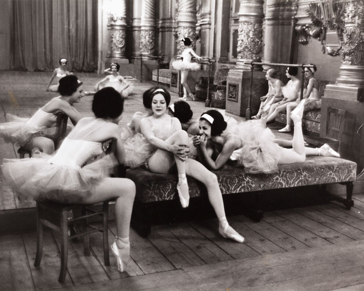 ALFRED EISENSTAEDT (1898–1995) 阿尔弗雷德-艾森斯塔德 (1898-1995) | 巴黎歌剧院芭蕾舞团休息的舞者，1930年 | &hellip;