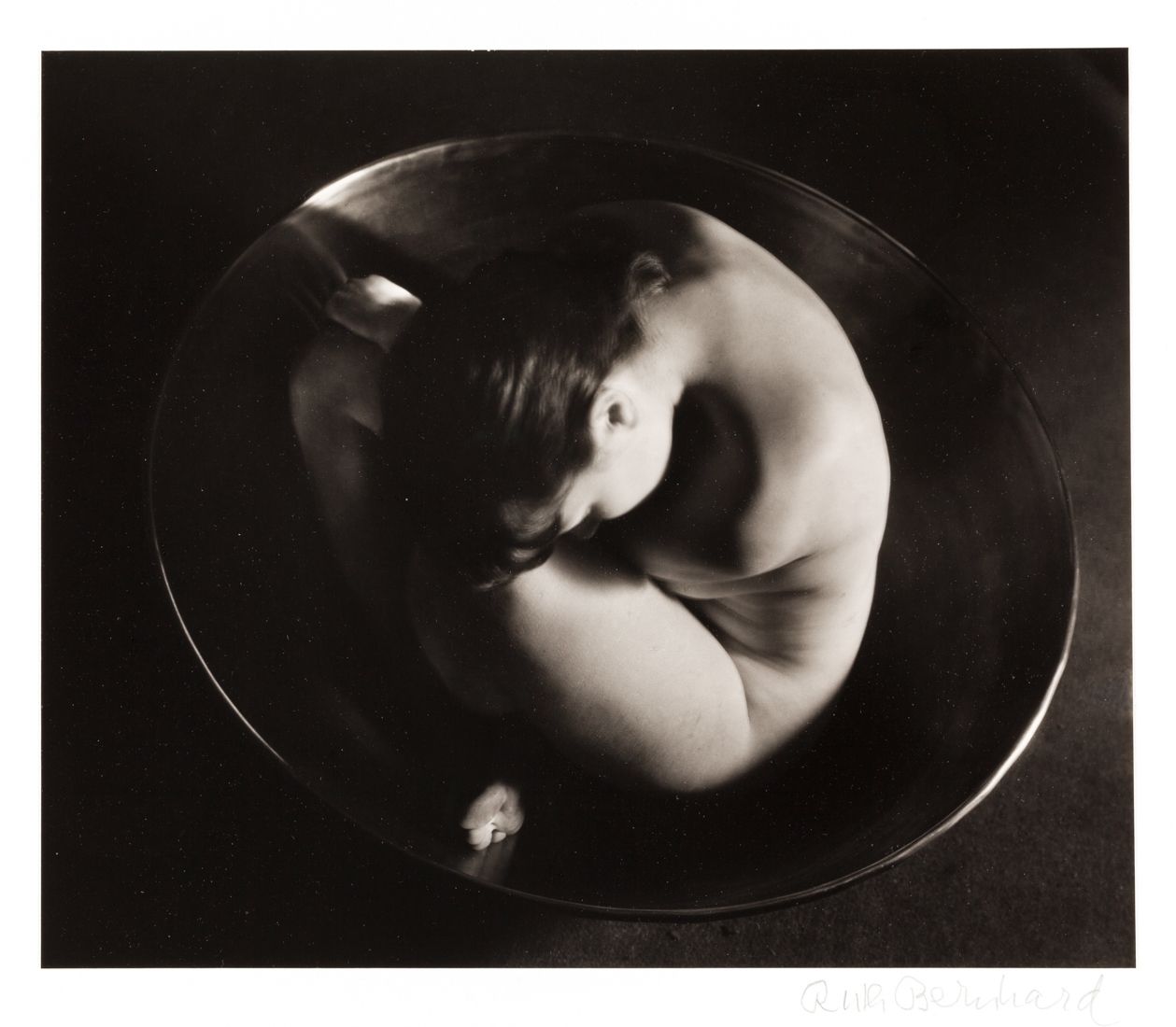 RUTH BERNHARD (1905–2006) RUTH BERNHARD (1905-2006) | "胚胎", 1934 | 明胶银版画，约1980年印&hellip;