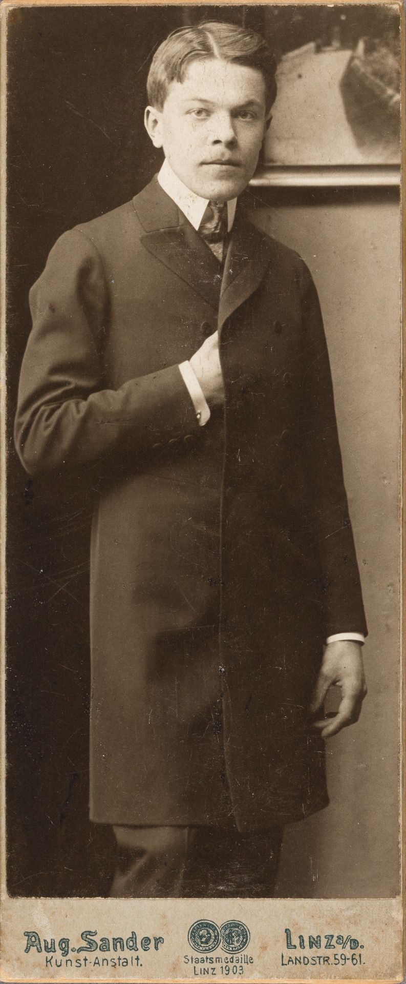 AUGUST SANDER (1876–1964) AUGUST SANDER (1876-1964) | Retrato de un joven, Linz &hellip;