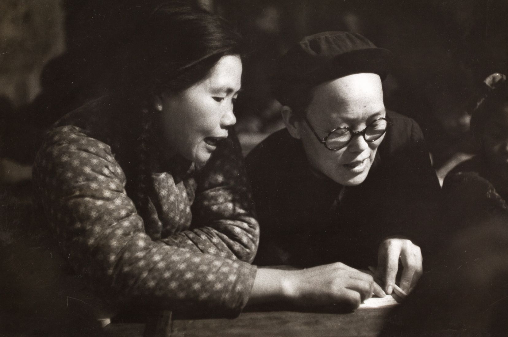 MARC RIBOUD (1923–2016) MARC RIBOUD (1923-2016) | 两个女人在读书，甘肃省，中国 1957年 | 复古银版画，双&hellip;