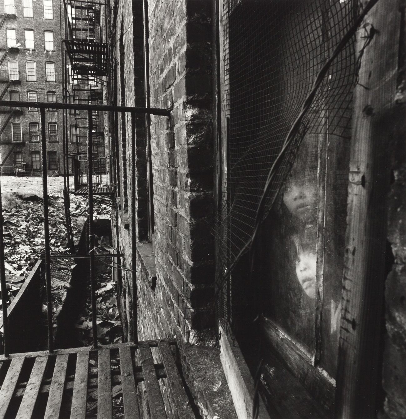 BRUCE DAVIDSON (*1933) 
布鲁斯-戴维森 (*1933)

东100街'，纽约市1966年

图片尺寸：19,4 x 18,7 cm

明&hellip;