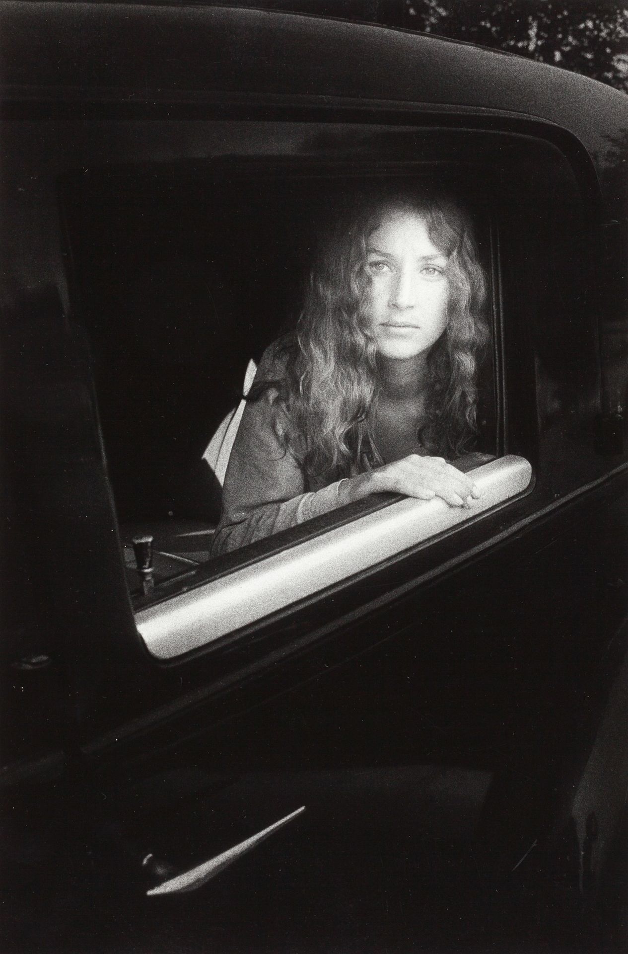 RALPH GIBSON (*1939) 
拉尔夫-吉布森 (*1939)

车上的希拉，来自系列作品《昏睡者》，1969年

图片尺寸：32.2 x 21.4&hellip;