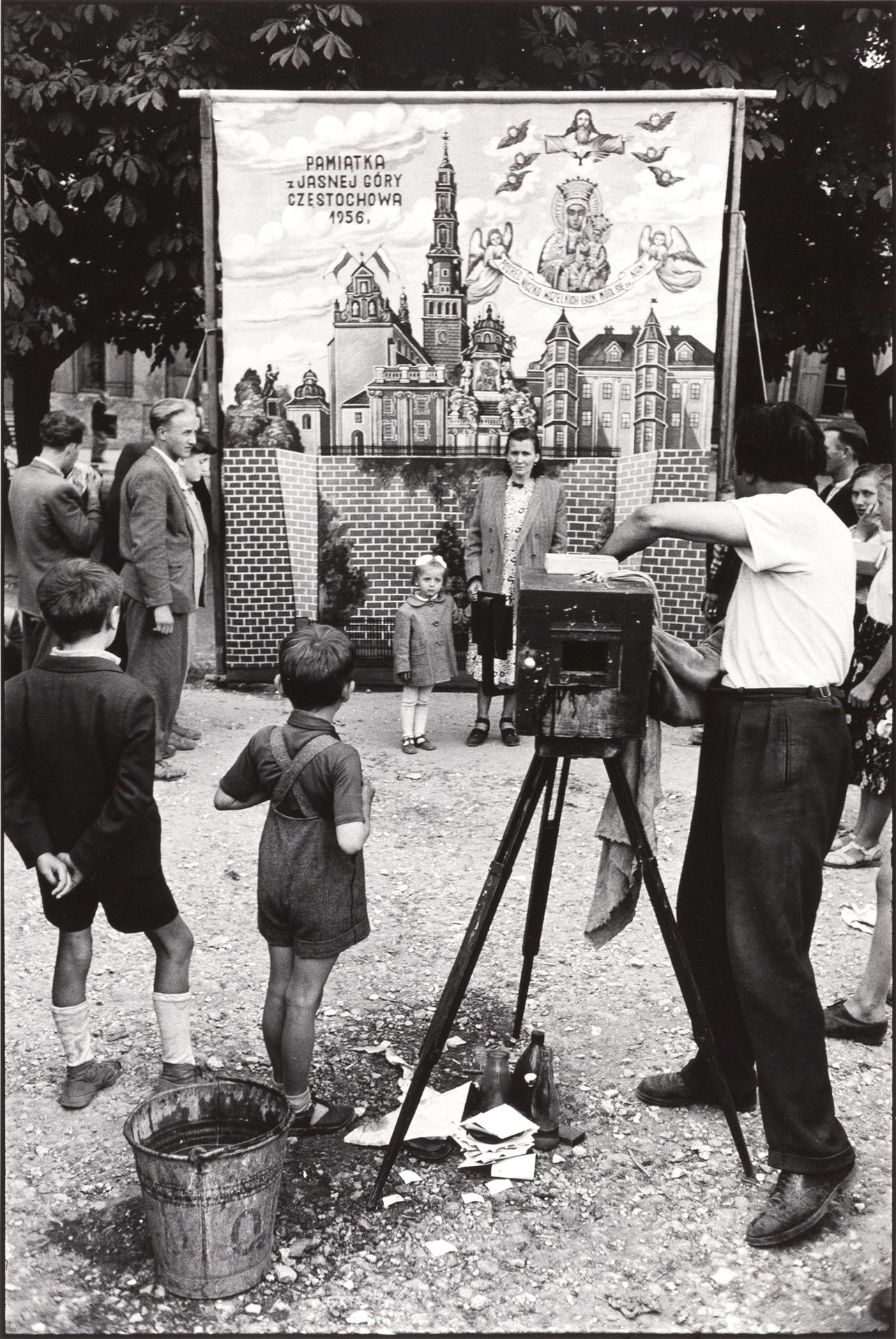 ERICH LESSING (1923–2018) 
埃里希-莱辛(1923-2018)

为琴斯托霍瓦的黑圣母朝圣，波兰 1956年

图片尺寸：56.3 x&hellip;