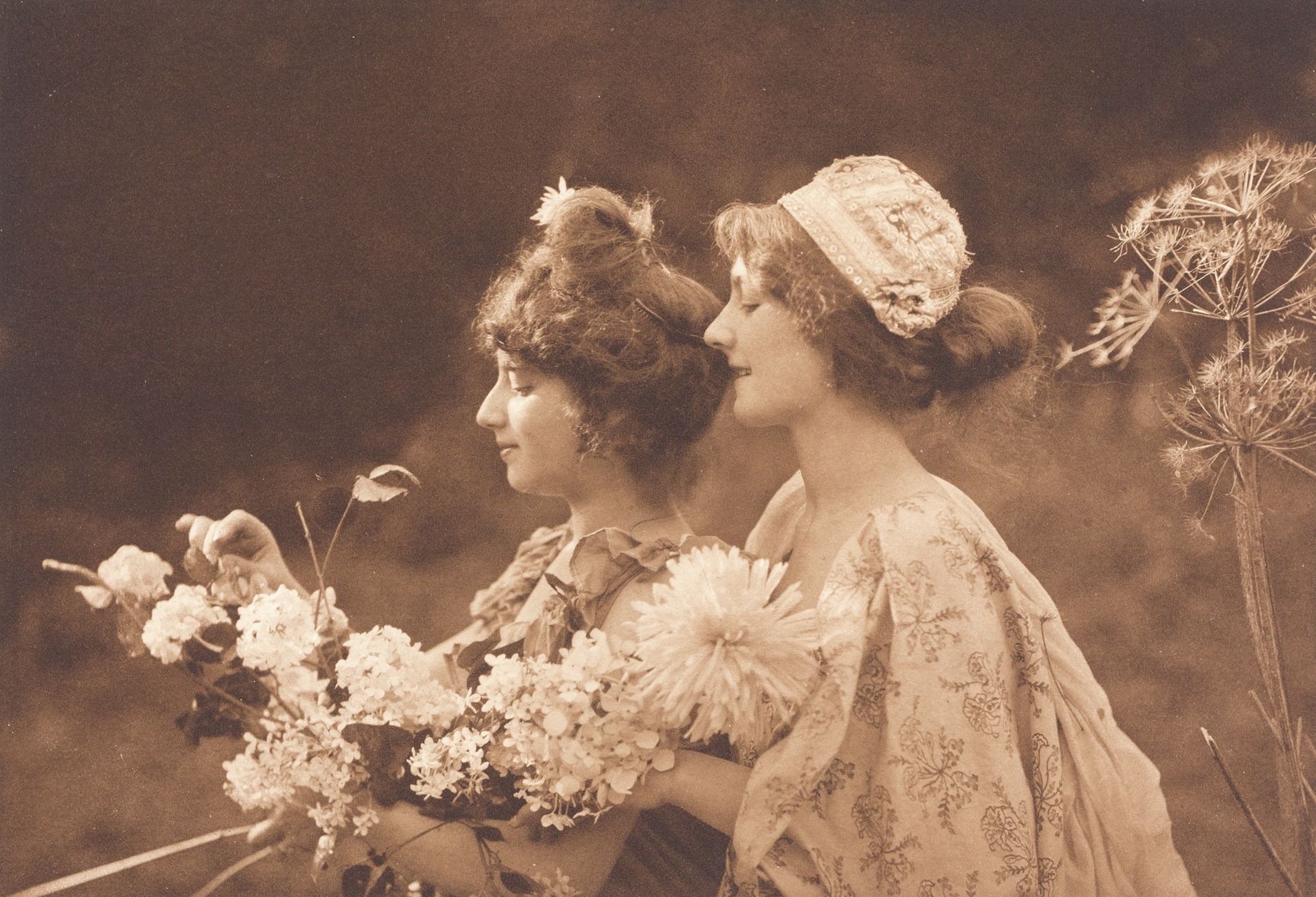 CONSTANT PUYO (1857–1933) 
常溥仪(1857-1933)

在花园里》，巴黎1902年

图片尺寸：15,3 x 22,1 cm

摄&hellip;