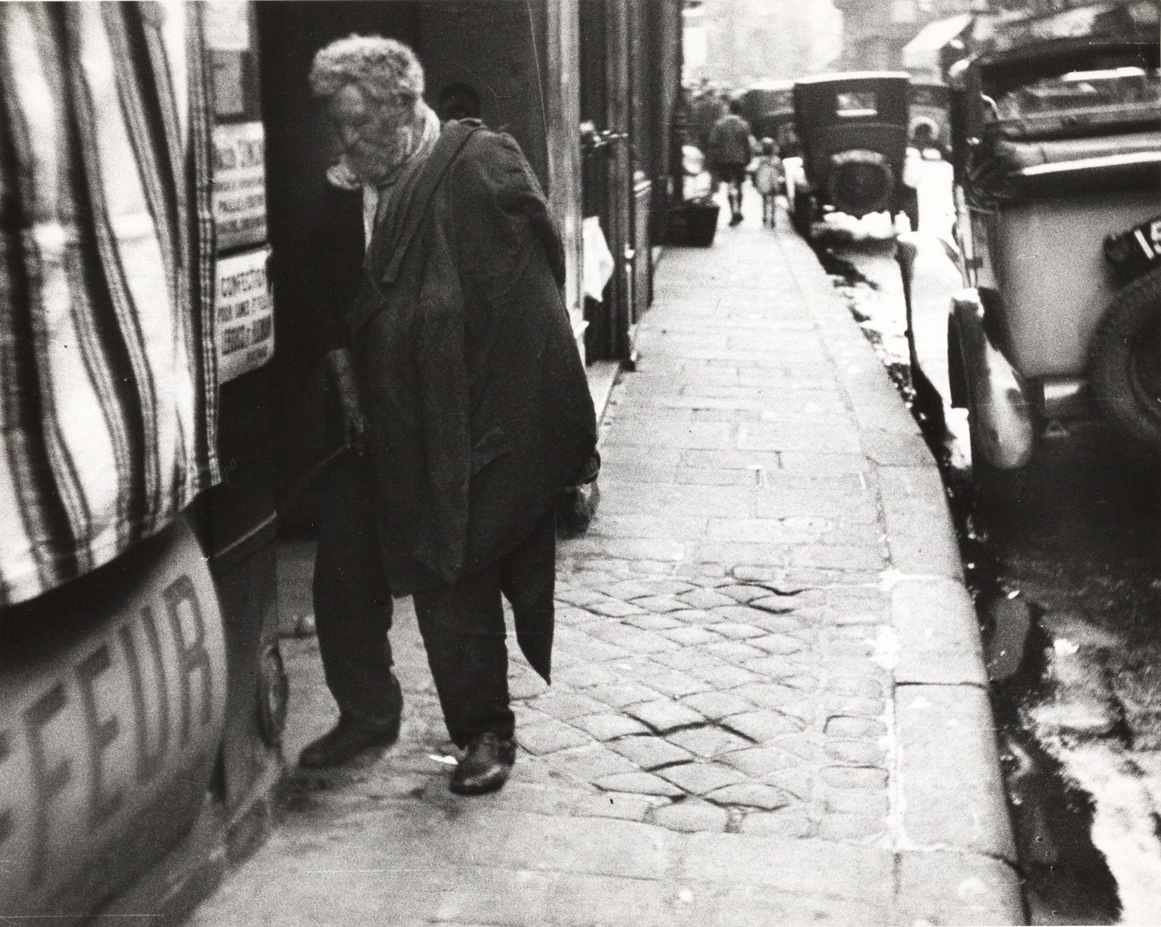 ANDRÉ KERTÉSZ (1894–1985) 
安德烈-凯尔泰斯(1894-1985)

小便的克洛夏》，巴黎，法国 1928年

图片尺寸：19,6 x&hellip;