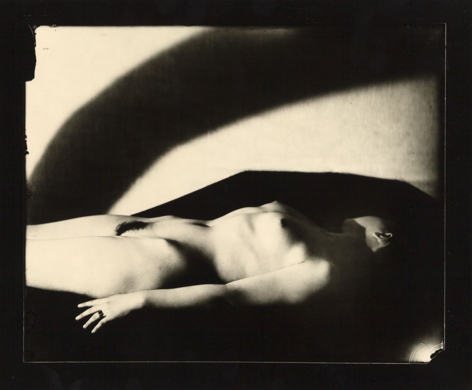 FRANTISEK DRTIKOL (1883–1961) 
弗朗蒂塞克-德里克尔(1883-1961)

卧姿裸体，布拉格 约1925年

图片尺寸: 24 &hellip;